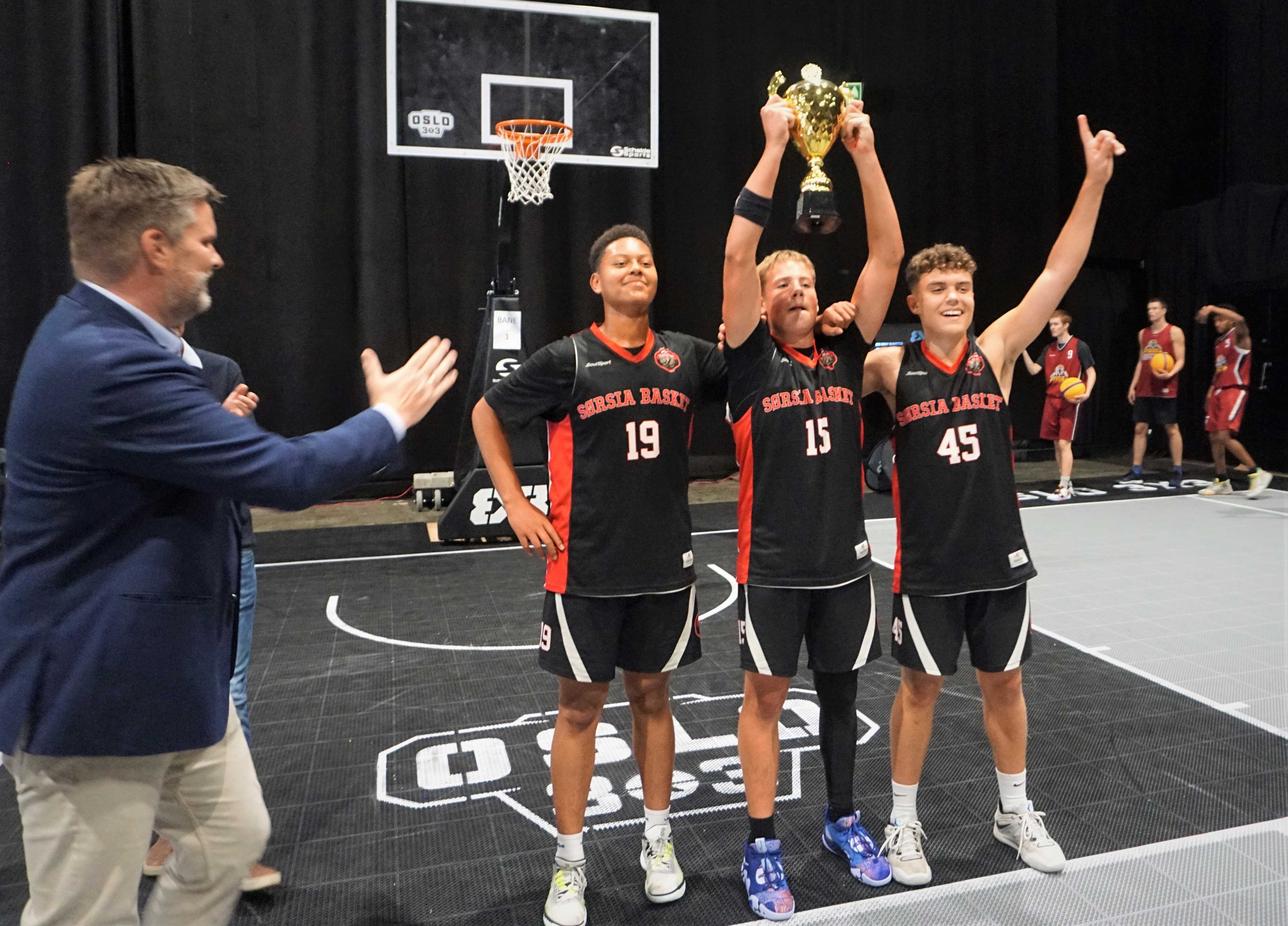 Sørsias U15-gutter har fått vinnerpokalen av basketballpresident Jan Hendrik Parmann og kan kalle seg norgesmestre i 3x3-basket. Fra venstre Kevin Leraand, Rokas Pocius og Matas Hoff.
FOTO: ARILD SANDVEN 