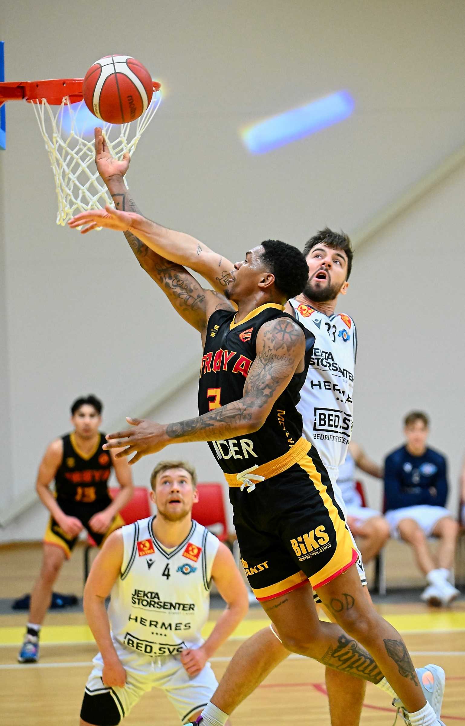 John Knight III hadde 28 poeng og 9 returer da Frøya slo Tromsø Storm - og satte 10 av 11 straffer. Her blir hjemmelagets pointguard og toppscorer feilet av William McDonald. Bak ser vi Tromsø-kaptein Johannes Lange.
FOTO: KJELL EIRIK HENANGER 