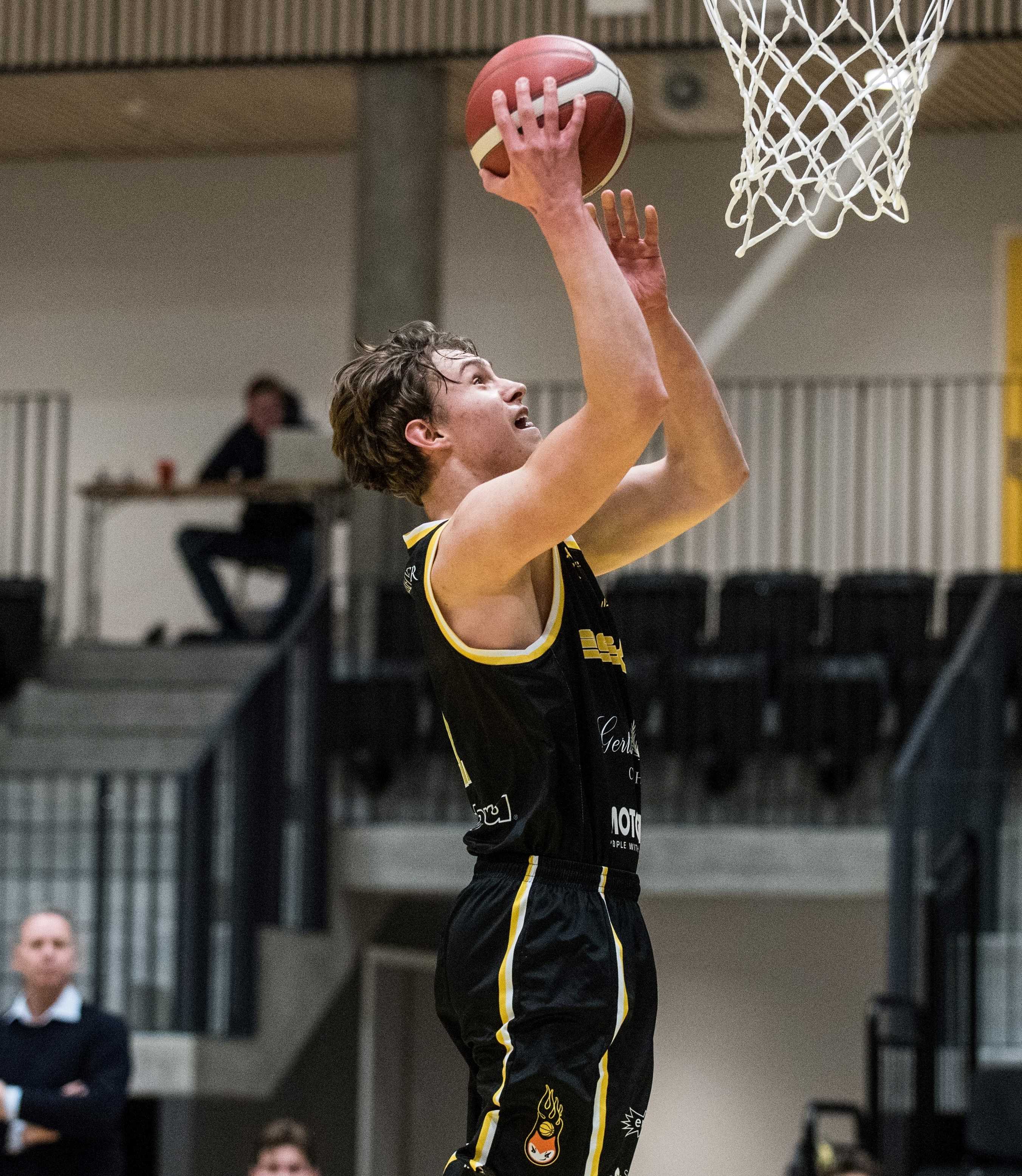 Eldar Alagic sørget egenhendig for 8-0-ledelse til Asker Aliens med to 3-poengere etterfulgt av steal og layup i Kongsberghallen, og endte som toppscorer med 25 poeng etter å ha satt 7 av 9 treere. Bildet er fra en tidligere kamp.
FOTO: ERIK BERGLUND 