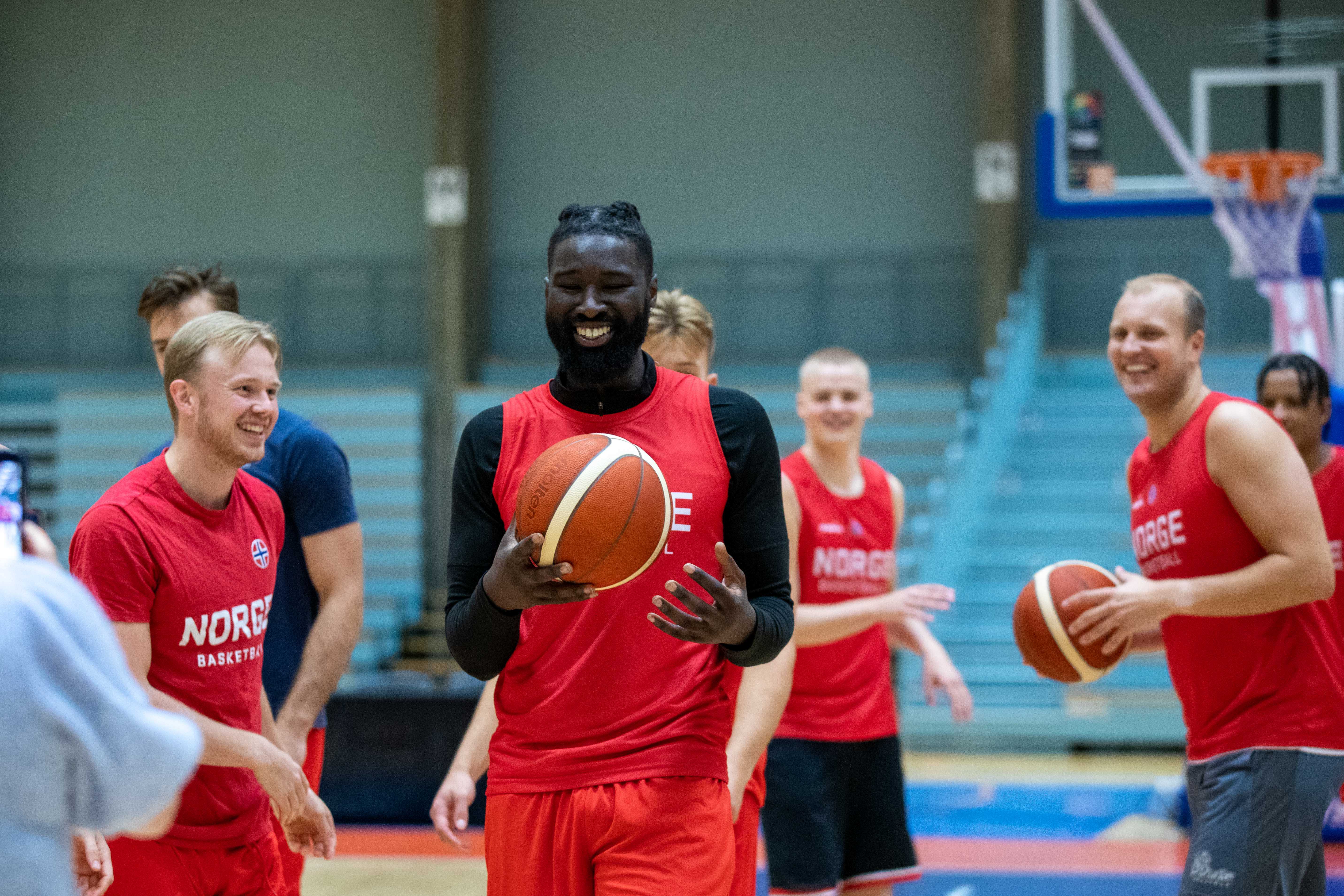 Karamo Jawara skaper stemning på treningen i Haukelandshallen. Til venstre er Harald Eika Frey og til høyre Johannes Dolven, bak skimter vi Sjur Dyb Berg, Jørgen Odfjell og Bouna Black Ndiaye.
FOTO: BRAGE TITLESTAD 