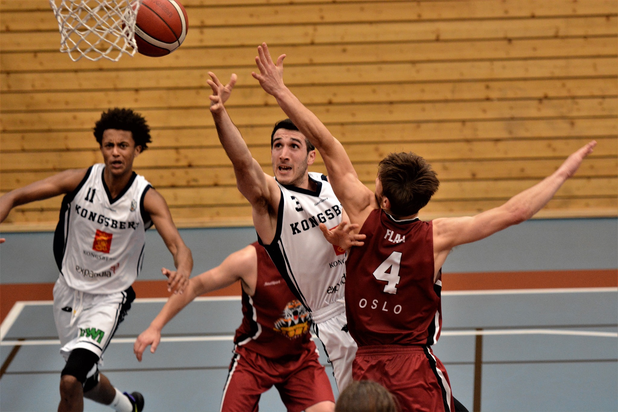 Juan Ferrales styrte Kongsberg Miners fra pointguard og ble kampens toppscorer med 23 poeng. Her har Miners-kapteinen kommet seg forbi Johan Flaa til en ny scoring. Til venstre i bildet ser vi Oliver Bojang Visnes.
FOTO: MARIANNE MAJA STENERUD 