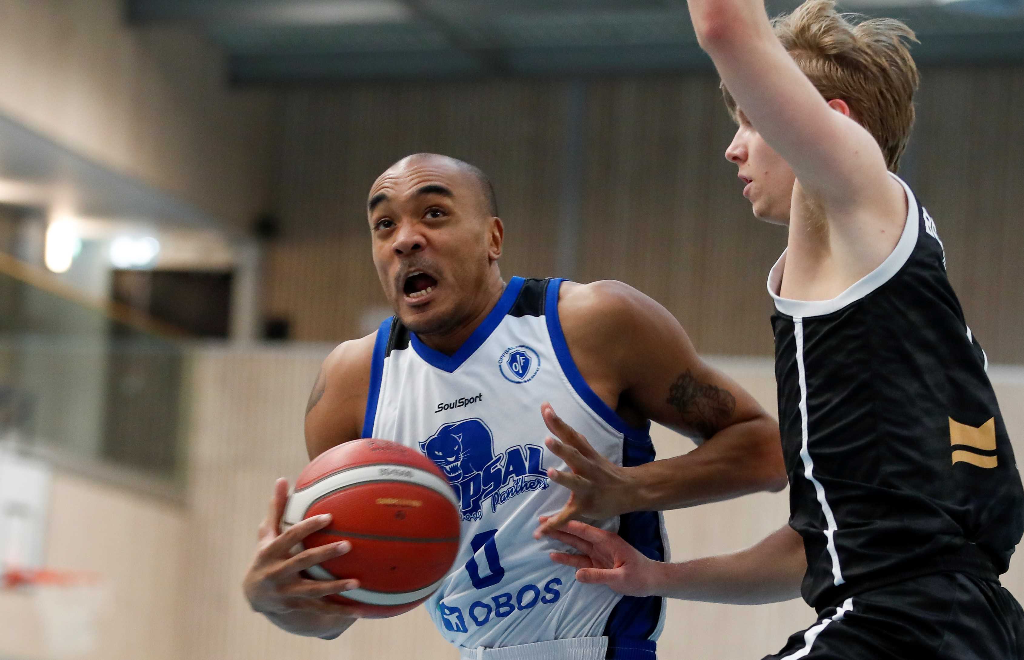 Thomas Ble hadde 22 poeng og 6 assists da Nidaros Jets ble slått 93-70. Her er Oppsal-kapteinen i en drive mot Mats Bergsjordet.
FOTO: KARL BRAANAAS   