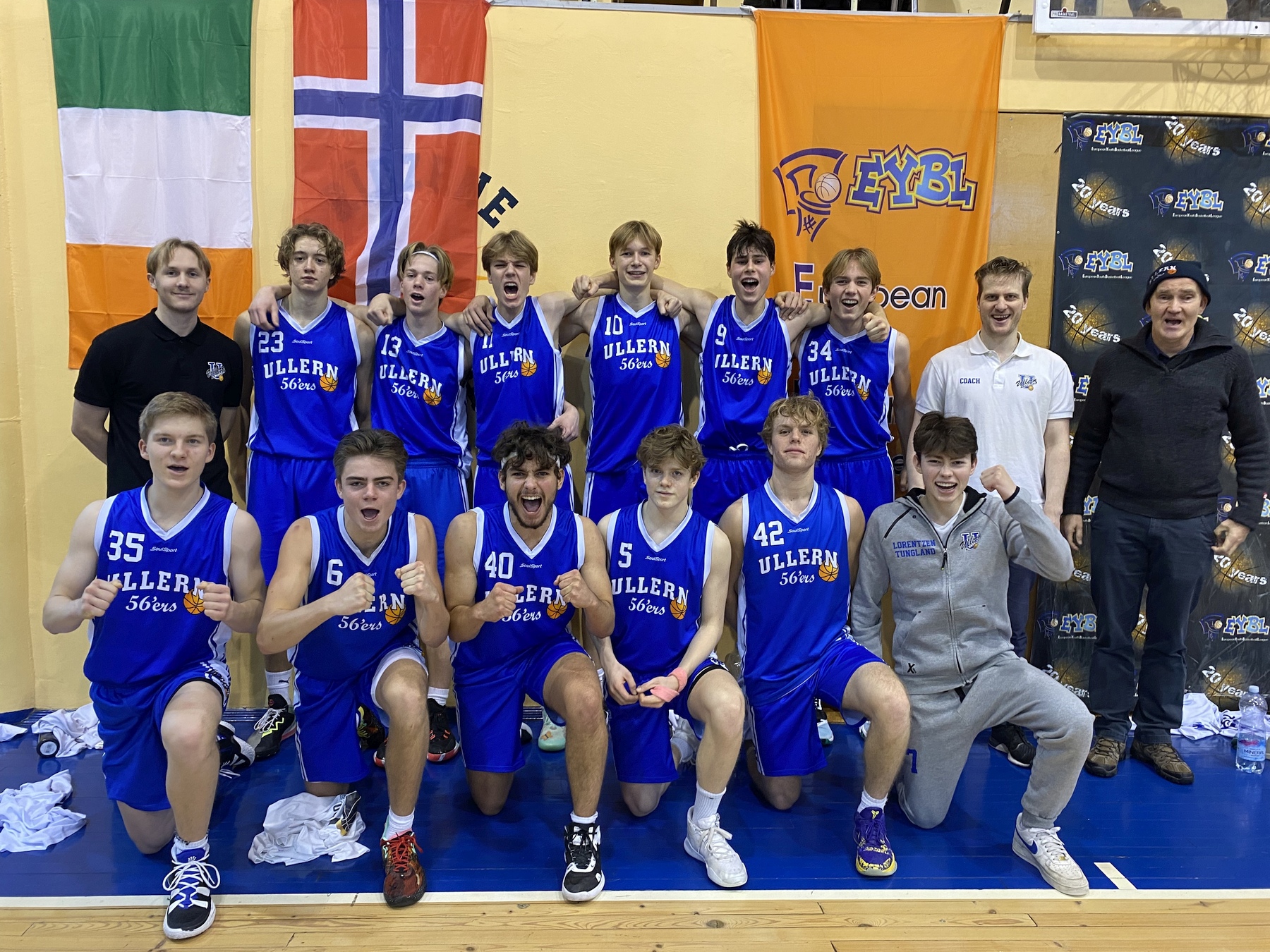 Ullerns 05-gutter jubler etter seier i EYBL i Riga - sammen med Norges ambassadør til Latvia, Kristian Ødegaard. Bak fra venstre assisterende trener Morten Strand Myrvang, Vilji Wiik, Sverre Gundersen, Emil Unnli, Fredrik Kleivdal, Scott Priestley, Erik Anker, trener Eirik Ljostveit og den norske ambassadøren til Latvia, Kristian Ødegaard.
Foran fra venstre Henrik Sollie, Oscar Hellebust, Jack Lund, Henrik Schneidt, Erik Skindlo og Andreas Lorentzen-Tungland.
FOTO: PRIVAT 
