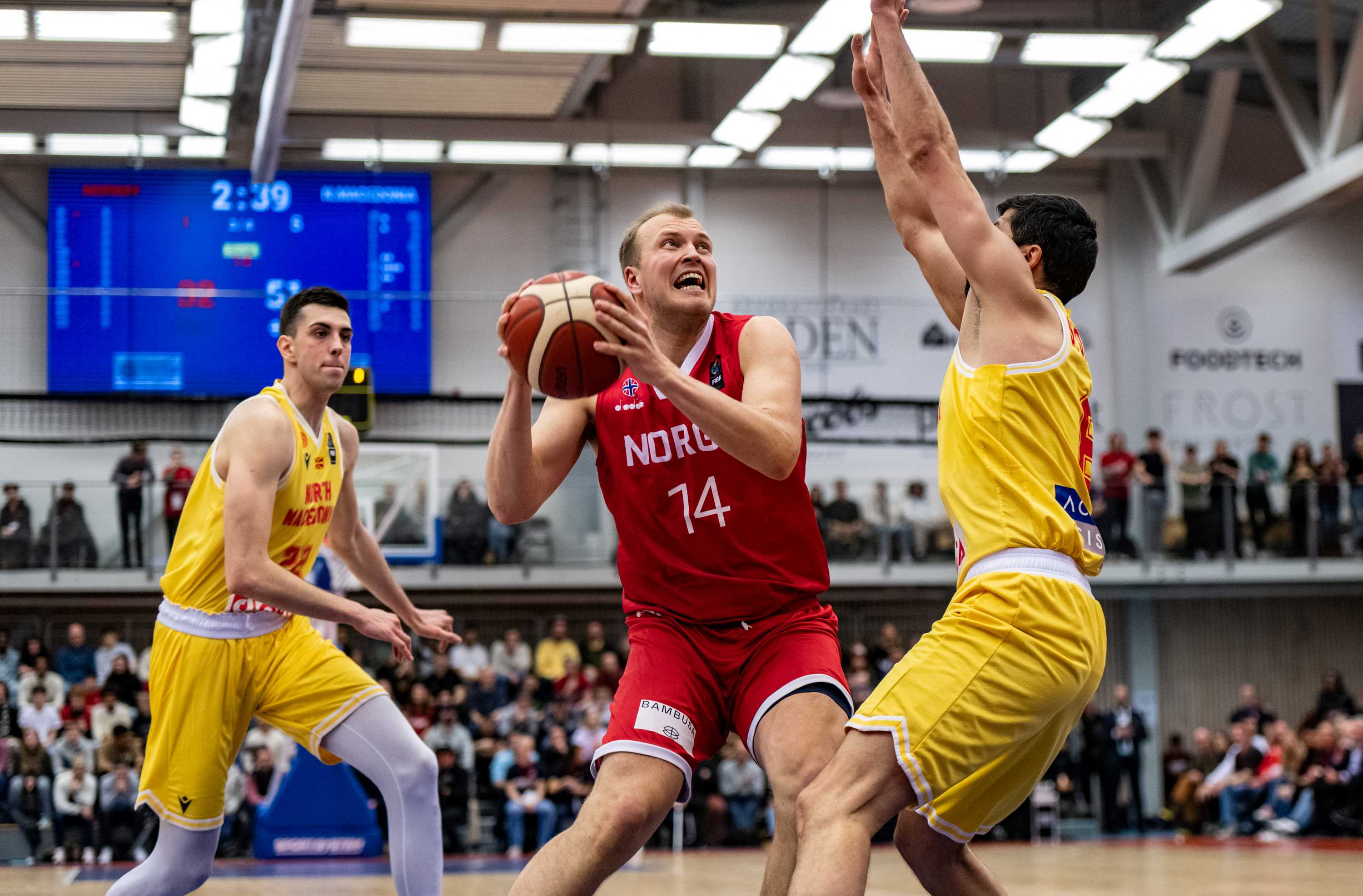 Johannes Dolven er ikke den som får flest spilleminutter på dagens landslag, men hans bidrag er «uvurderlig» for laget, sier Mathias Eckhoff. Bildet er fra hjemmekampen mot Nord-Makedonia i Nordstrand Arena i februar.
FOTO: ASTRID HAGLAND GJERDE  
