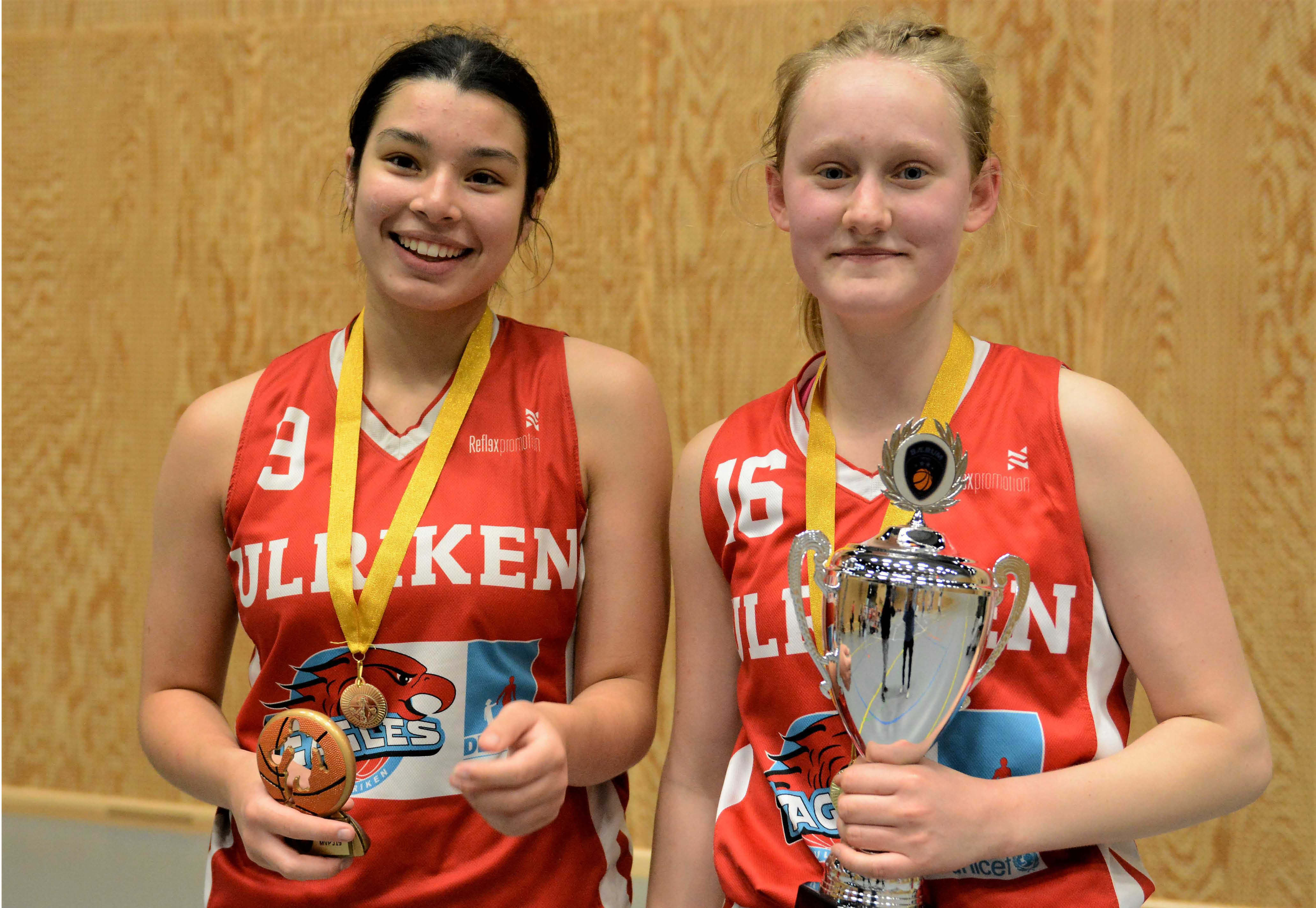 Celine Klett med MVP-prisen og Aurora Sørbye med vinnerpokalen Ulriken-jentene fikk etter finaleseier 50-27 over EB85.
FOTO: MARIANNE MAJA STENERUD 
