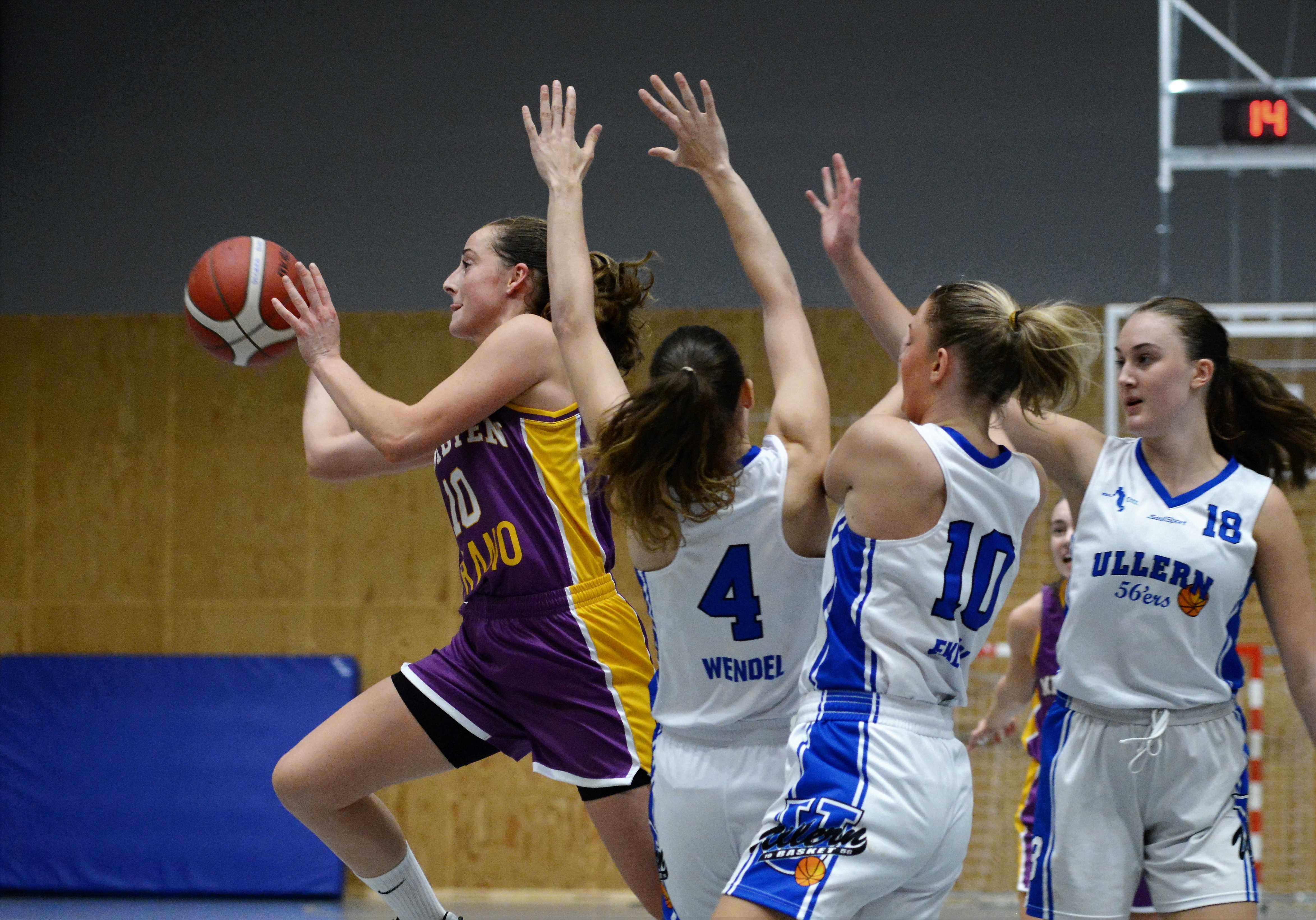 Fredrikke Hylen og ligadebutantene Midtbyen tok sin sjette seier på 11 kamper da Bergen Elite ble slått 63-53 søndag. Bildet er fra bortekampen mot Ullern i oktober, og viser Midtbyen-kapteinen i en drive forbi hjemmelagets Cathelijn Wendel (nr 4), Ella Eklöv og Hannah Ledsten-Ullersmo.
FOTO: MARIANNE MAJA STENERUD 