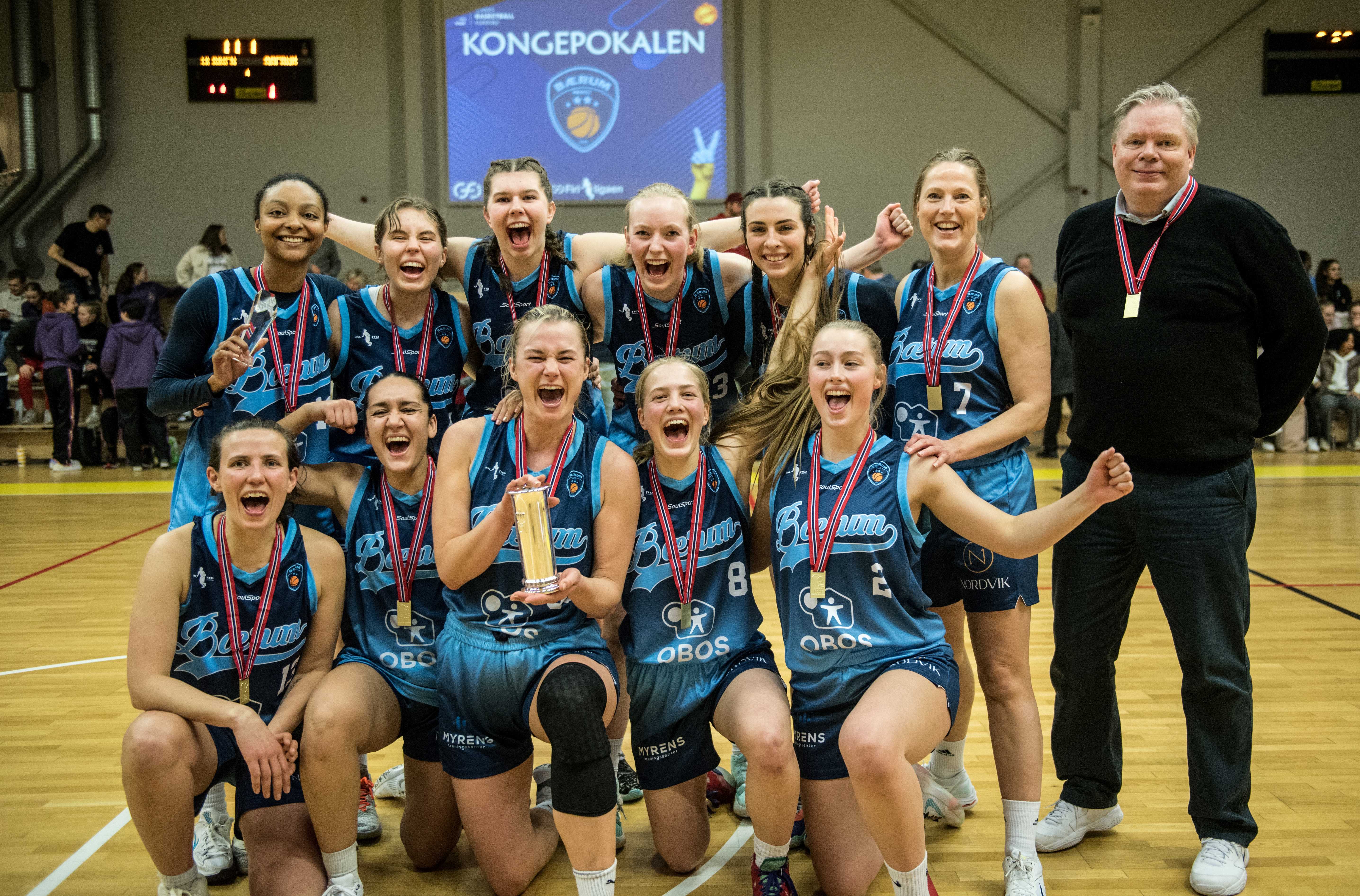 Jublende Bærum-spillere med gullmedaljer etter finaleseier 63-59 over Ulriken Eagles. Bak fra venstre Raziyah Farrington (med MVP-prisen), Malena Waage Thomsen, Mathea Lindbråten, Camilla Gjerstad, Keelie Lamb, Bodil Brokhaug og trener Ola Gravem Knutsen. Foran fra venstre Josefin Winther, Shiba Haji Ahmadi, Julie McCarthy, Lea Heiene Tveteraas og Sofia Brokhaug Koch.
FOTO: ERIK BERGLUND 