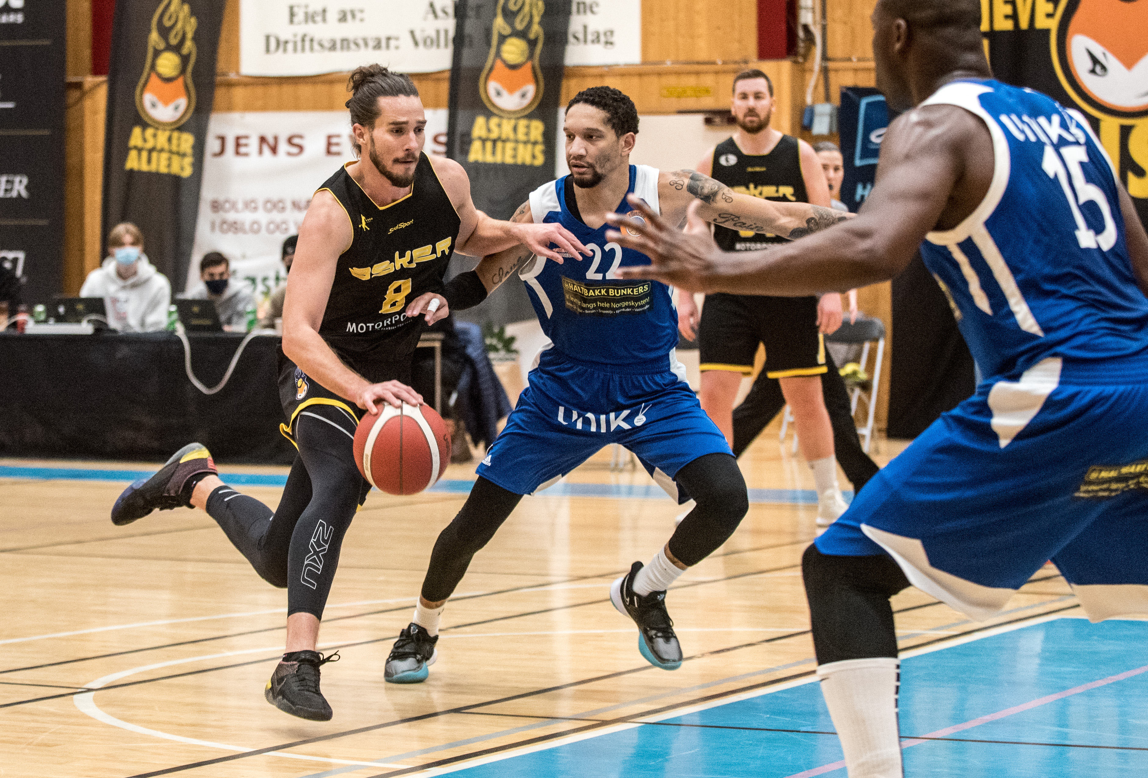 Torgrim Sommerfeldt i en drive mot Jay Harris og Peter Bullock (nr 15) i lørdagens kamp. Asker-guarden var tilbake etter over to måneder på sidelinja med kneskaden han pådro seg mot nettopp Fyllingen, og bidro med blant annet 17 poeng etter å ha truffet fire 3-poengere. Bak i bildet ser vi Anders Stien.
FOTO: ERIK BERGLUND