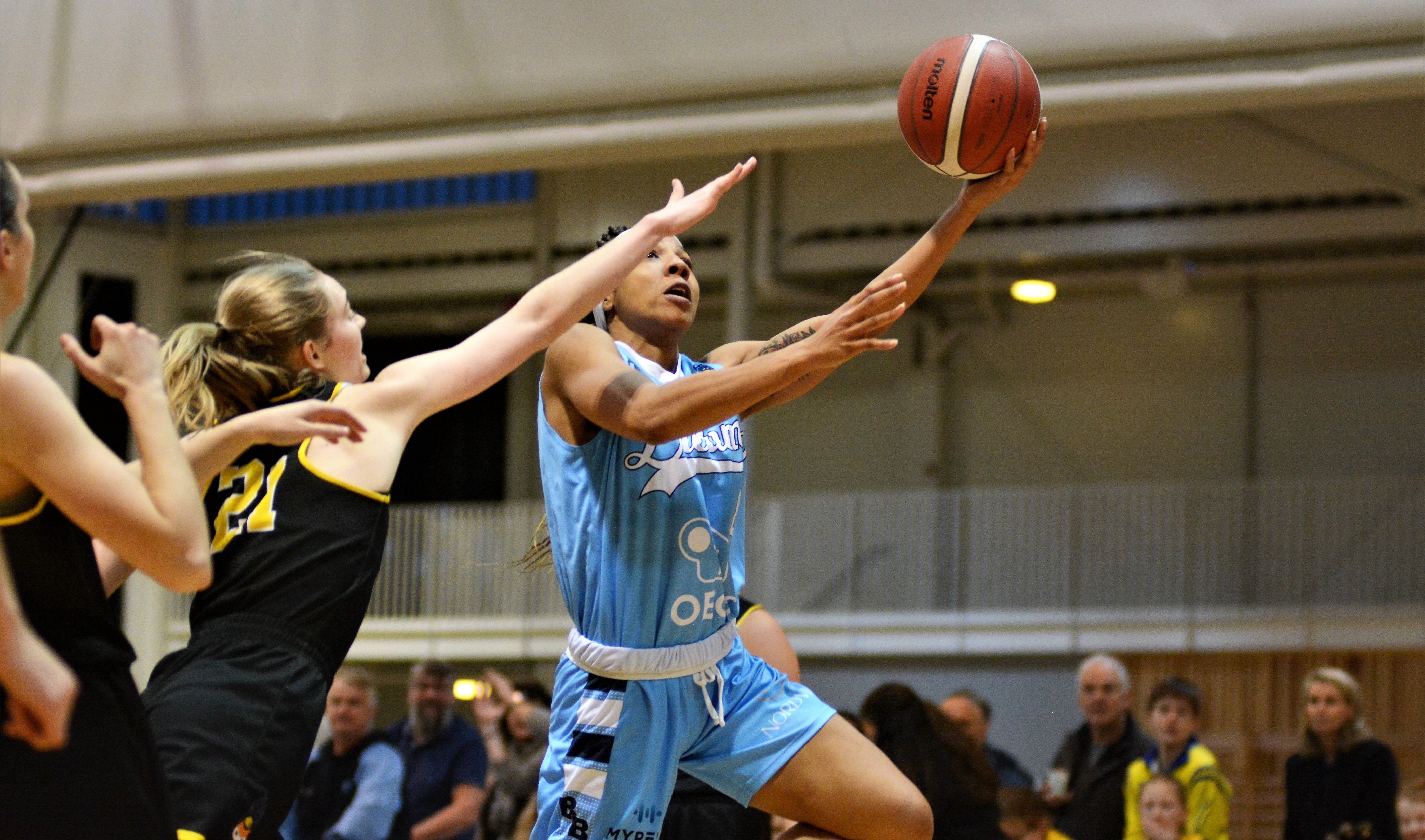 Astaja Tyghter dominerte i Leikvollhallen og endte på 17 poeng og 19 returer. Her går 23-åringen fra Florida på layup, presset av Alva Julsrud. FOTO: MARIANNE MAJA STENERUD