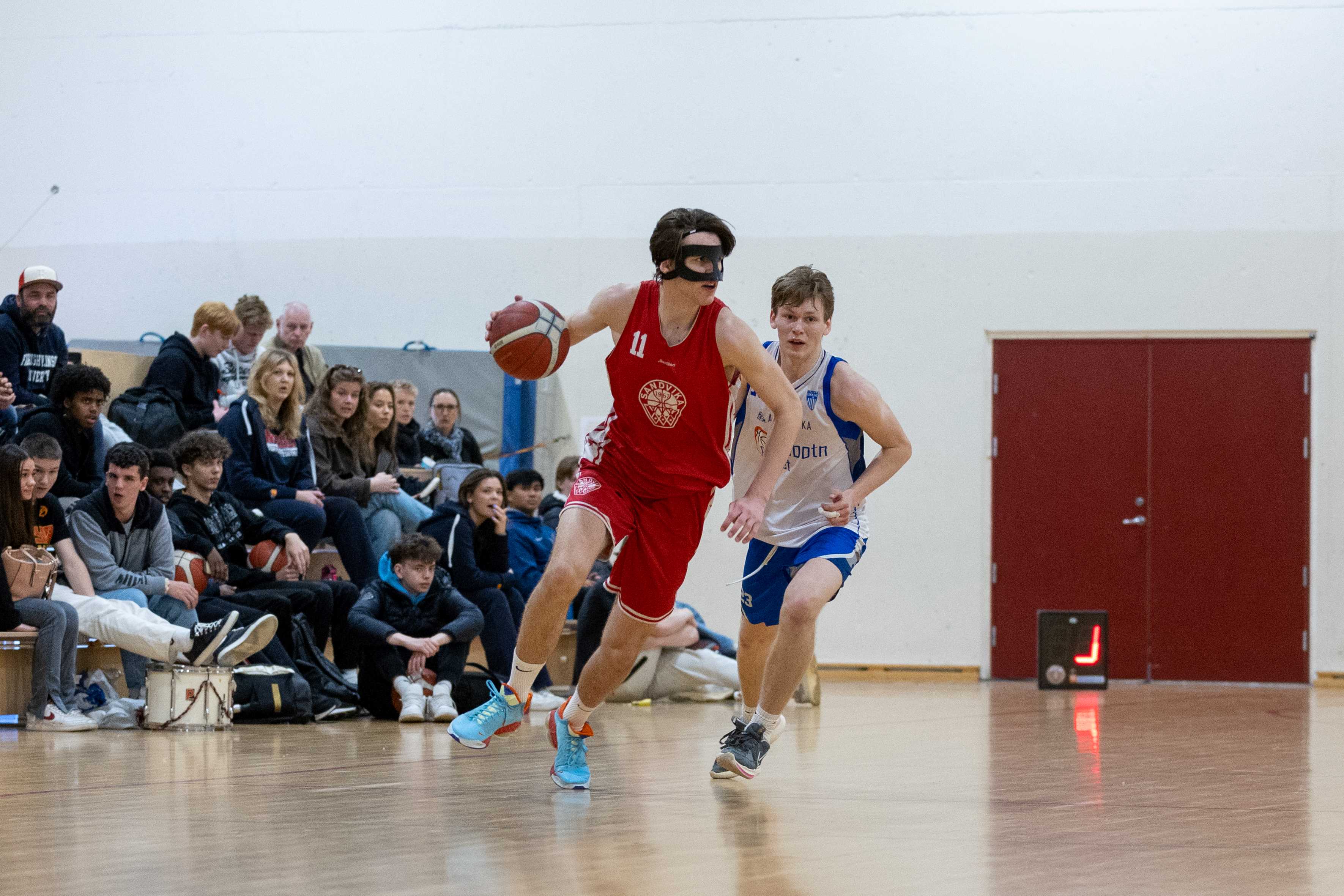 Ludvik Bergseng (med ballen) og Sandvika tok innersvingen på Jonas Øye Hansen og Kolbotn/Bøler i lørdagens første kamp og vant en sensasjonell utklassingsseier, 76-46. Men Kolbotn/Bøler fikk hjelp fra Sandvika og storspilte selv da fjorårsmestrene og favr Senere på dagen reddet Sandvika kvartfinaleplassen for Kolbotn/Bøler da de slo Ytrebygda, og så fikk kaptein Hansen og Kolbotn revansj både for tapet på morgenen og fjorårets finaletap da de slo Asker Aliens i kvartfinalen.
FOTO: BRAGE TITLESTAD 