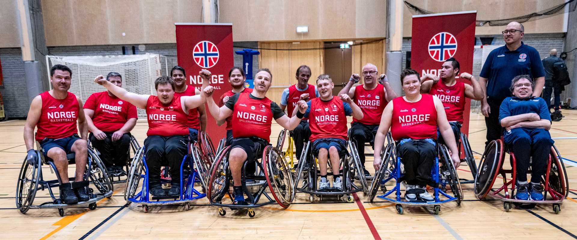 Norges representasjonslag i rullestolbasket etter seier 46-39 i Haukelandshallen. Fra venstre Håvard Hanken, Jørn-Hugo Kjellstadli Johansen, Marius Aamodt, Steinar Vedå, Sasja Austrud, Raymond Hoel, Ronny Myklebust, Magnus Nilsen, Ståle Hagen, Petter Emil Mikalsen, Fredy Ejacon, head coach Inge-Aleksander Kristiansen og assistant coach Hallstein Espelid.
FOTO: ASTRID HAGLAND GJERDE 