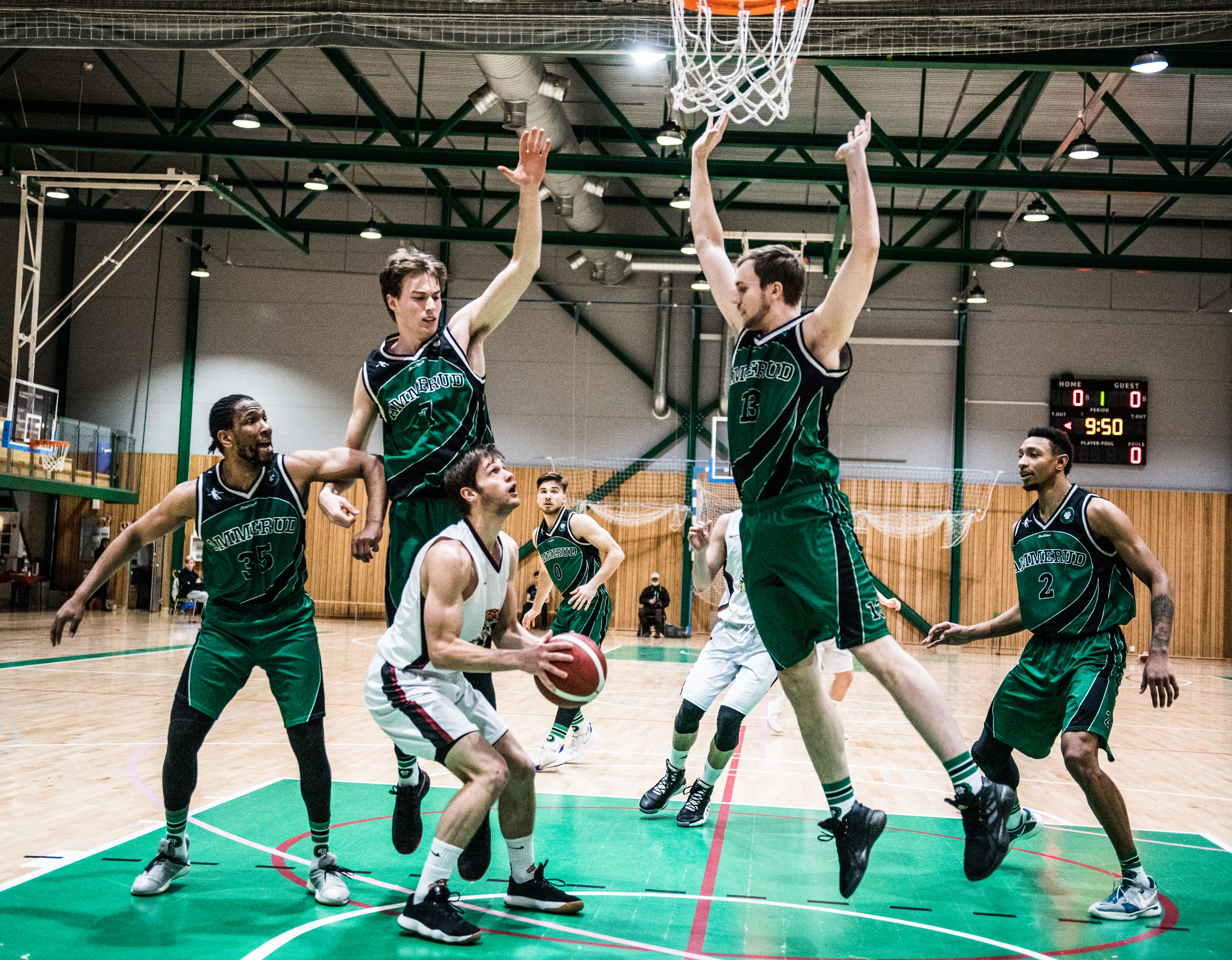 Johan Flaa styrte Centrums angrepsspill fra start og ble spilleren Ammerud aldri greide å stoppe. Gjestenes kaptein endte på 30 poeng og ble matchvinner med en 3-poenger og to straffekast i siste minutt. Her utfordrer Flaa alene mot fra venstre Orji Okoroafor, Fredrik Trana, Aksel Barkvoll og Joshua Sykes. Bak i bildet ser vi Ammerud-kaptein Andreas Isaksen.
FOTO: ERIK BERGLUND 