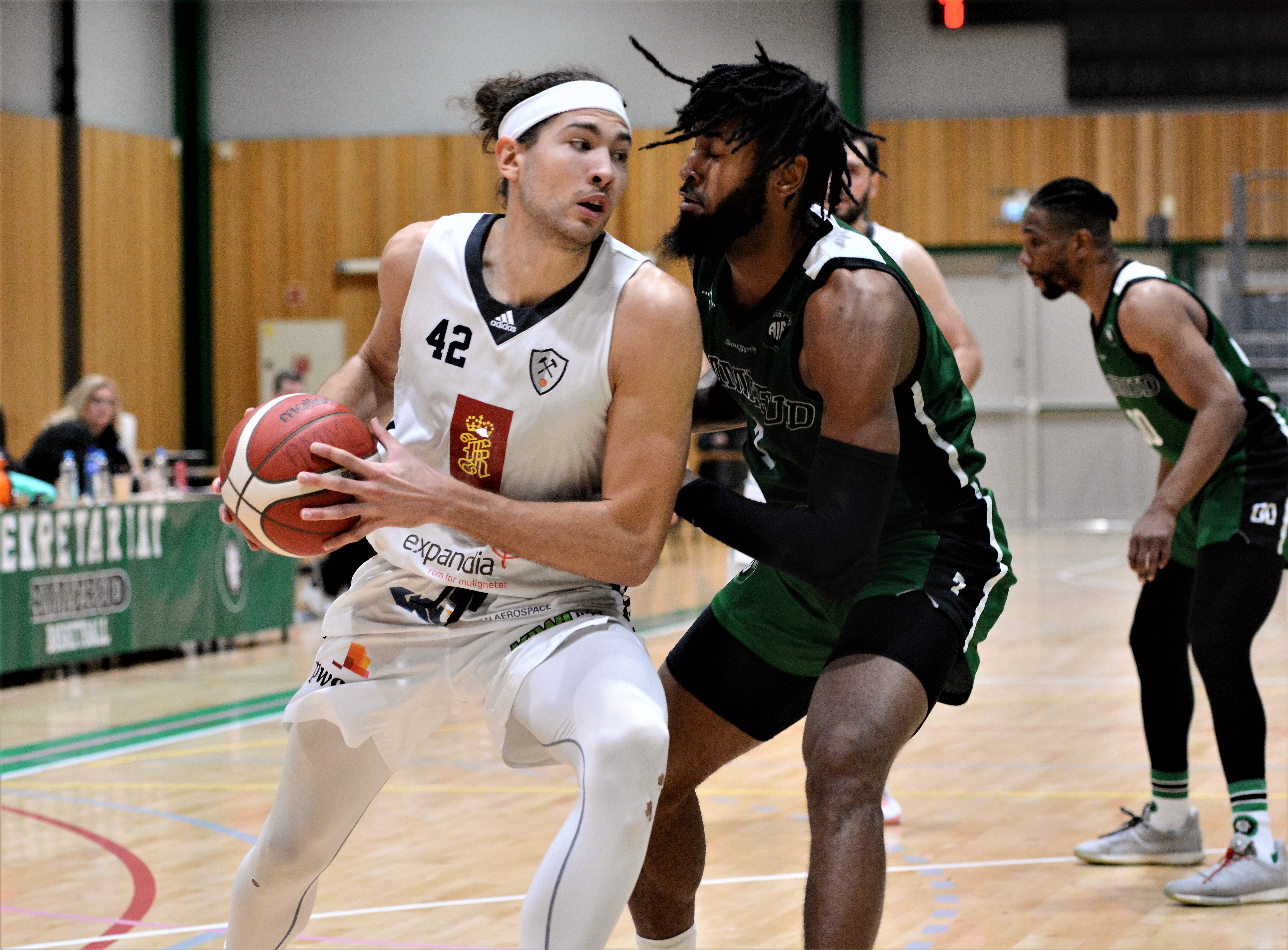 Duell mellom kampens to ledende spillere: Marin Mornar (med ballen) hadde 33 poeng, 8 returer og 4 assists for Kongsberg Miners, Jordan Session endte på 27 poeng, 14 returer og 3 blokker for Ammerud. Til høyre i bildet ser vi Orji Okoroafor.
FOTO: MARIANNE MAJA STENERUD  