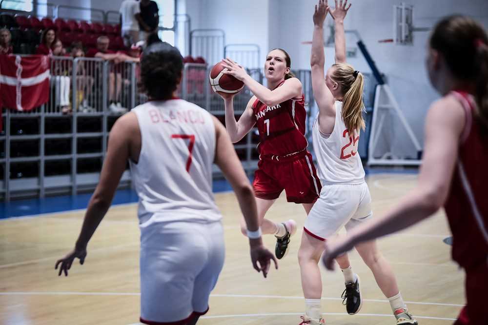 Da Norge slo Danmark 78-58 i nordisk mesterskap for to uker siden, var det Anna Hovig Wikstrøm (her i forsvar) som herjet og var toppscorer med 27 poeng. I Sofia lørdag kveld ble det revansj for danskene og lagets store spiller Freya Brahe Jensen, som satte 24 poeng. Med ryggen og nr. 7 er Lina Blanco, som hadde en kjempekamp med 12 poeng, 12 returer og 5 steals.
FOTO: FIBA.COM 