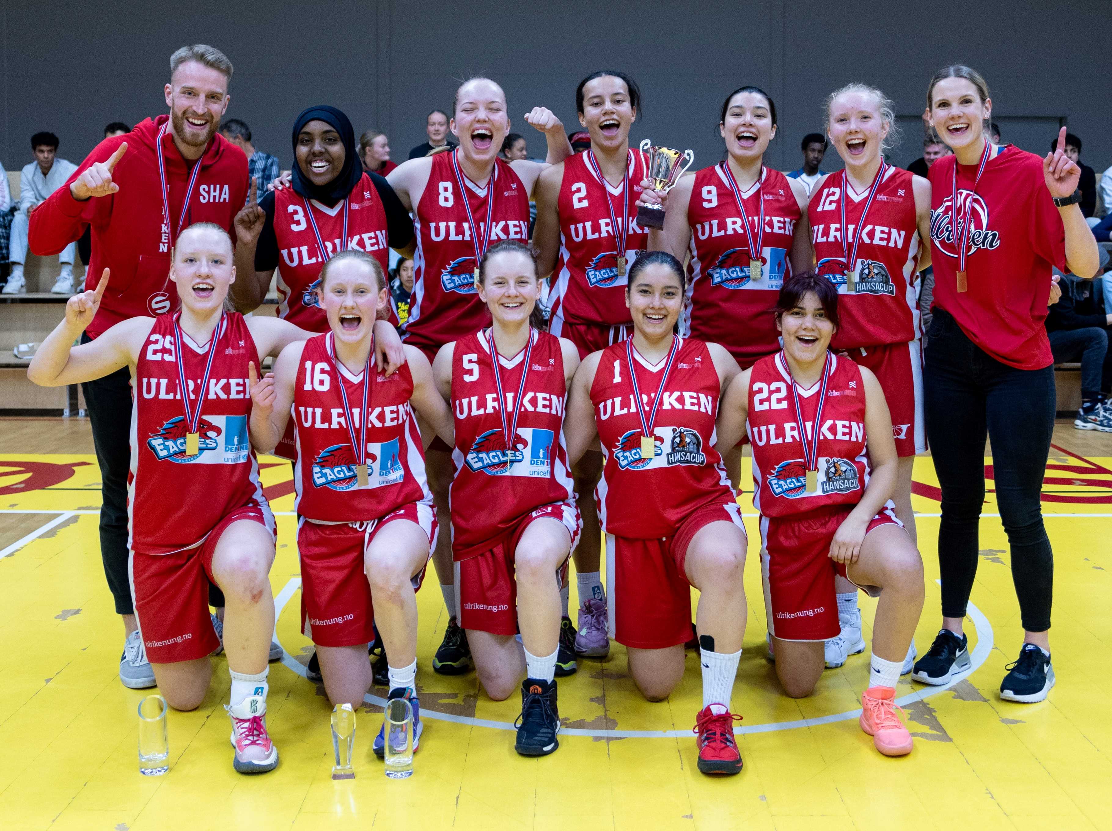 GULLRIKEN igjen! U19-jentene jubler for finaleseier 81-55 over Ullern i Frøya Arena søndag. Bak fra venstre assistant coach Mikkel Kolstad, Dahaba Mohamad Nuur, Une Marie Sørvik, Lina Hønsi Blanco, Celine Klett, Trine Fiona Strid og head coach Stine Hoff Austgulen. Foran fra venstre Anna Linnea Hovig Wikstrøm, Aurora Sørbye, Vera Lind, Helene Klett og Alejandra Pescador Johnsen.
FOTO: BRAGE TITLESTAD 