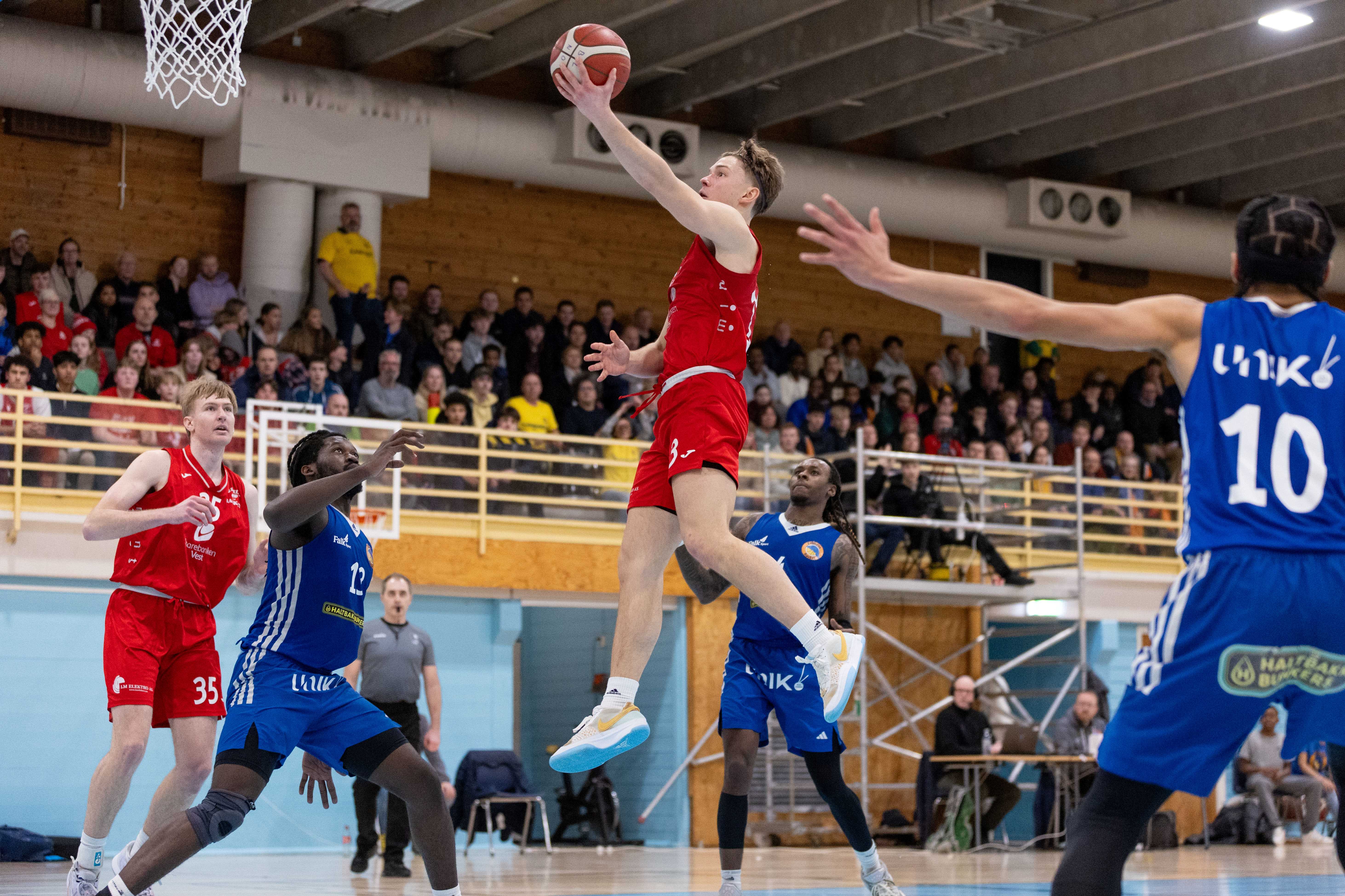 Reidar Greve flyr gjennom Fyllingen-forsvaret og legger to av sine 33 poeng for Gimle. De øvrige spillerne i bildet er fra venstre Haakon Ullrich, Isaac Likekele, Terrell Brown og Lars Espe.
FOTO: BRAGE TITLESTAD 