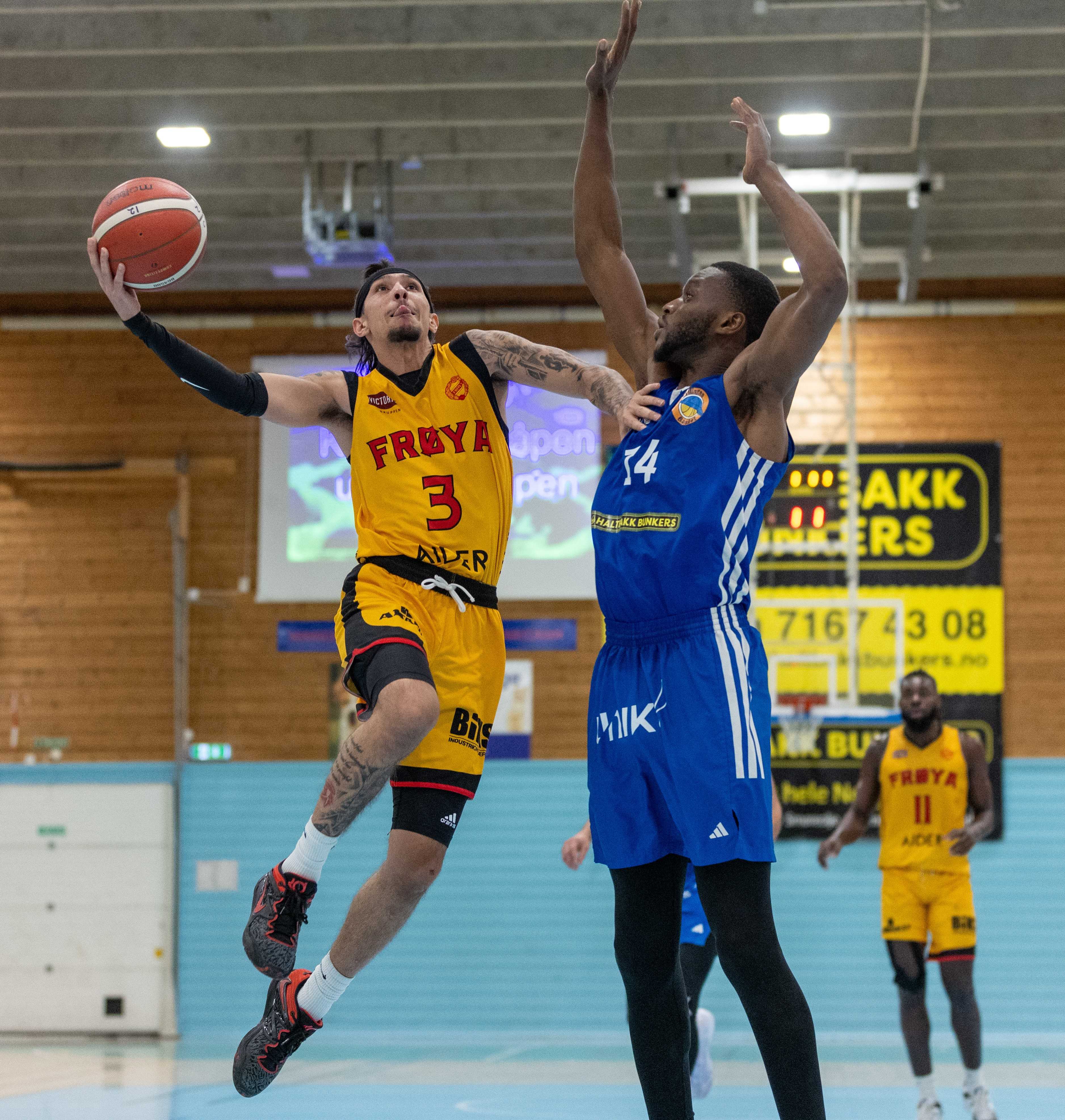 Valen Tejada ble toppscorer med 30 poeng og hadde 6 steals, 4 returer og 2 assists da Frøya slo Asker Aliens 85-73. Bildet er fra Frøyas kamp mot Fyllingen 10. januar og viser Tejada i aksjon mot Haji Jawara.
FOTO: BRAGE TITLESTAD 