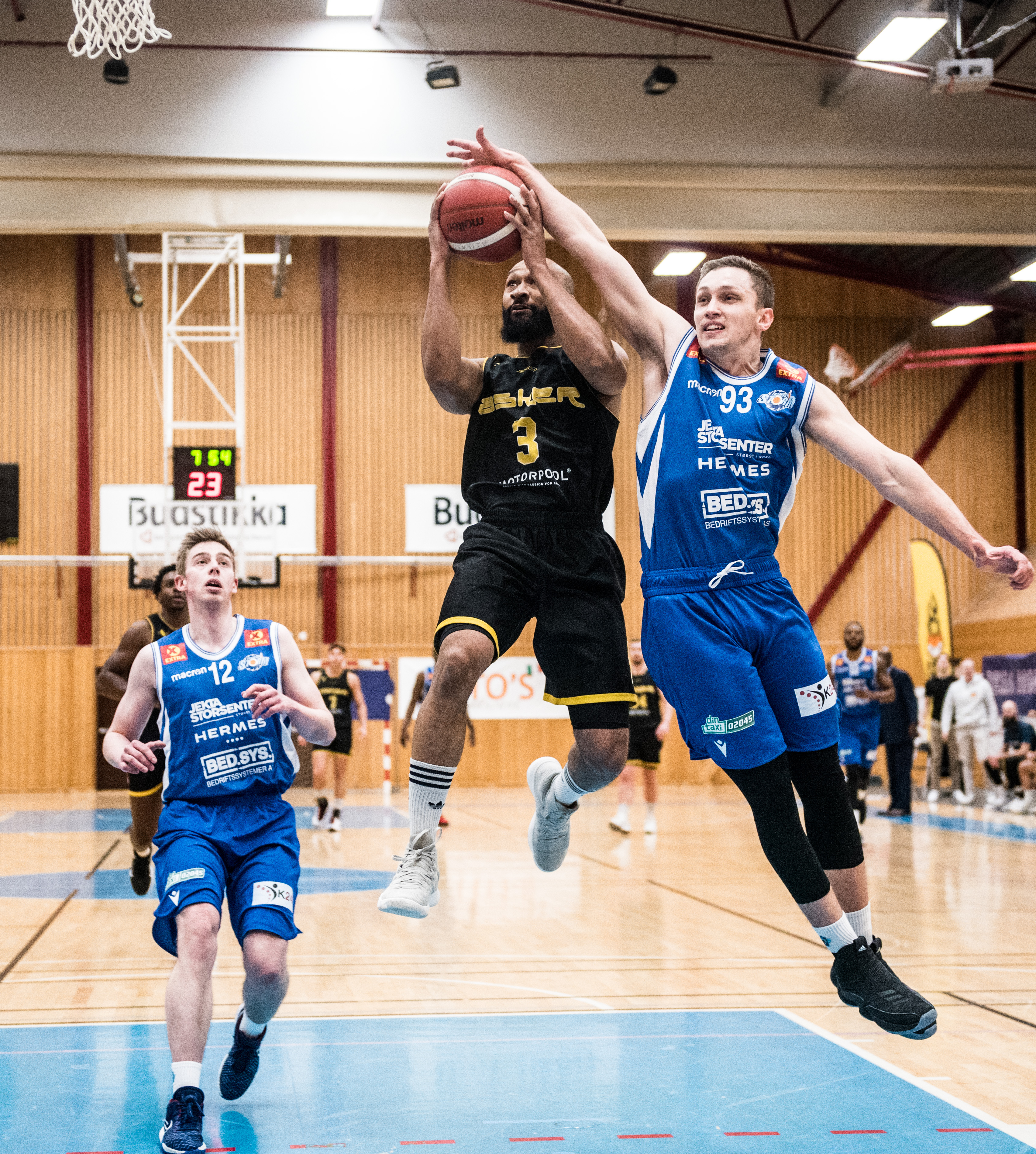 Eric Gilchrese var kampens store spiller i Vollenhallen før han måtte ut med skade mot slutten av tredje periode. Askers pointguard hadde da 27 poeng og hadde truffet 5 av 6 trepoengere. I åpningsminuttene av kampen hadde han tre steals på tre minutter, men ble også blokket ned av Tromsø-kaptein Simen Samuelsen i denne situasjonen. Til venstre i bildet er Aron Nielsen Finstad.
FOTO: ERIK BERGLUND 