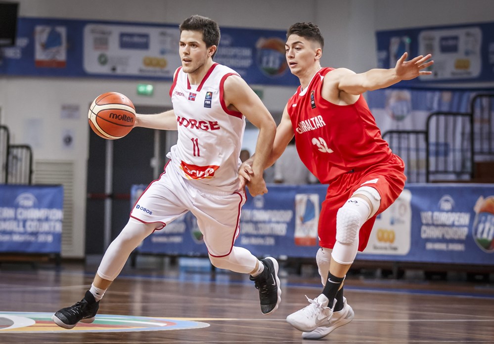 Stian Mjøs i en drive mot Gibraltar under Small Countries-EM i 2018. Nå er Mjøs og Norge trukket ut mot Danmark og Kosovo i første kvalifiseringsrunde for 2025-EM.
FOTO: FIBA.COM