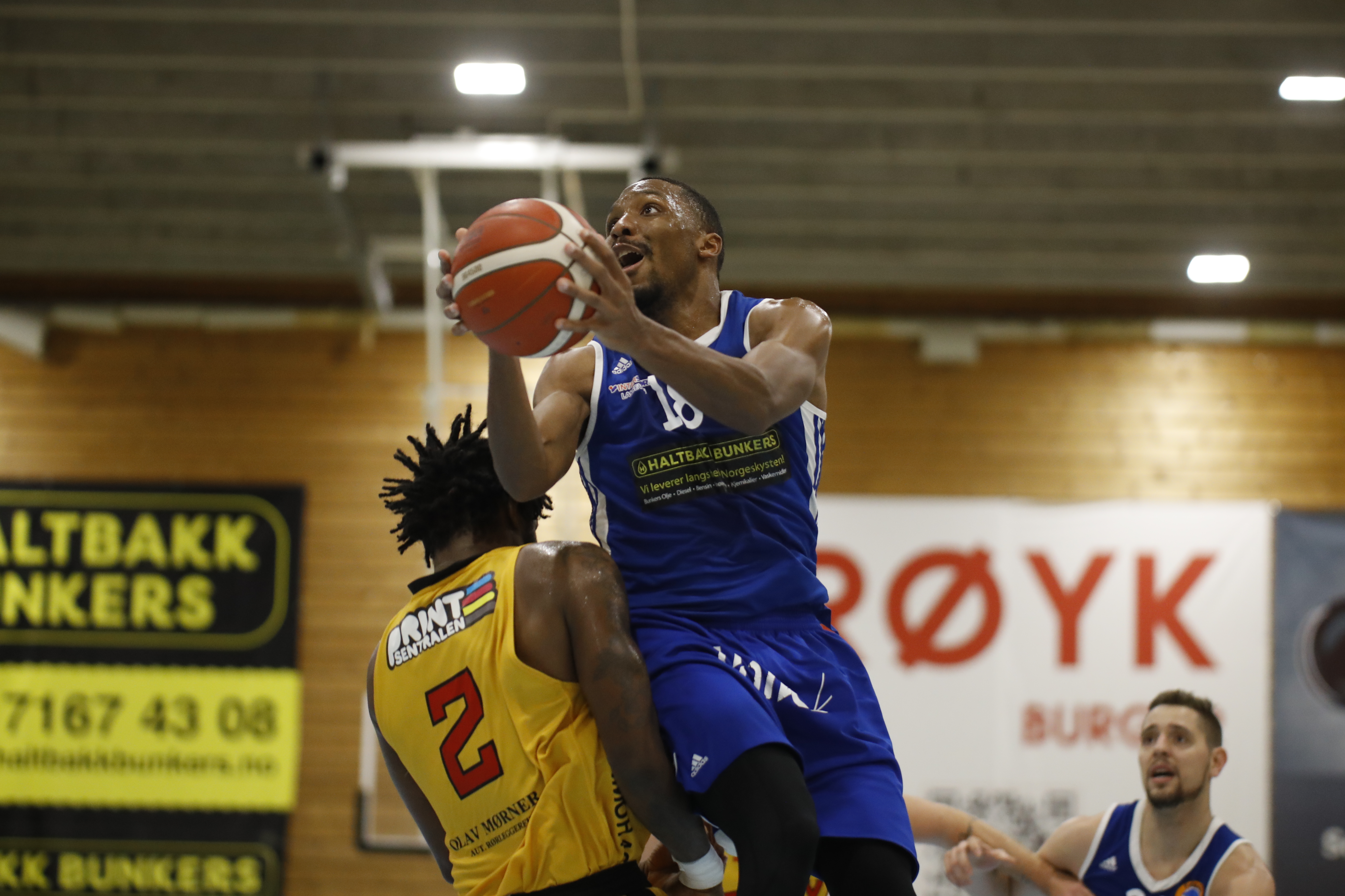 Maurice Jones var sentral i Fyllingens opphenting og da hjemmelaget dro fra til 101-93 etter ekstraomgang mot Frøya. Her scorer han to av sine 30 poeng i kampen, i en layup mot Corey Brown. Bak til høyre i bildet er Ljubomir Campara.
FOTO: NICHOLAS NORENG  