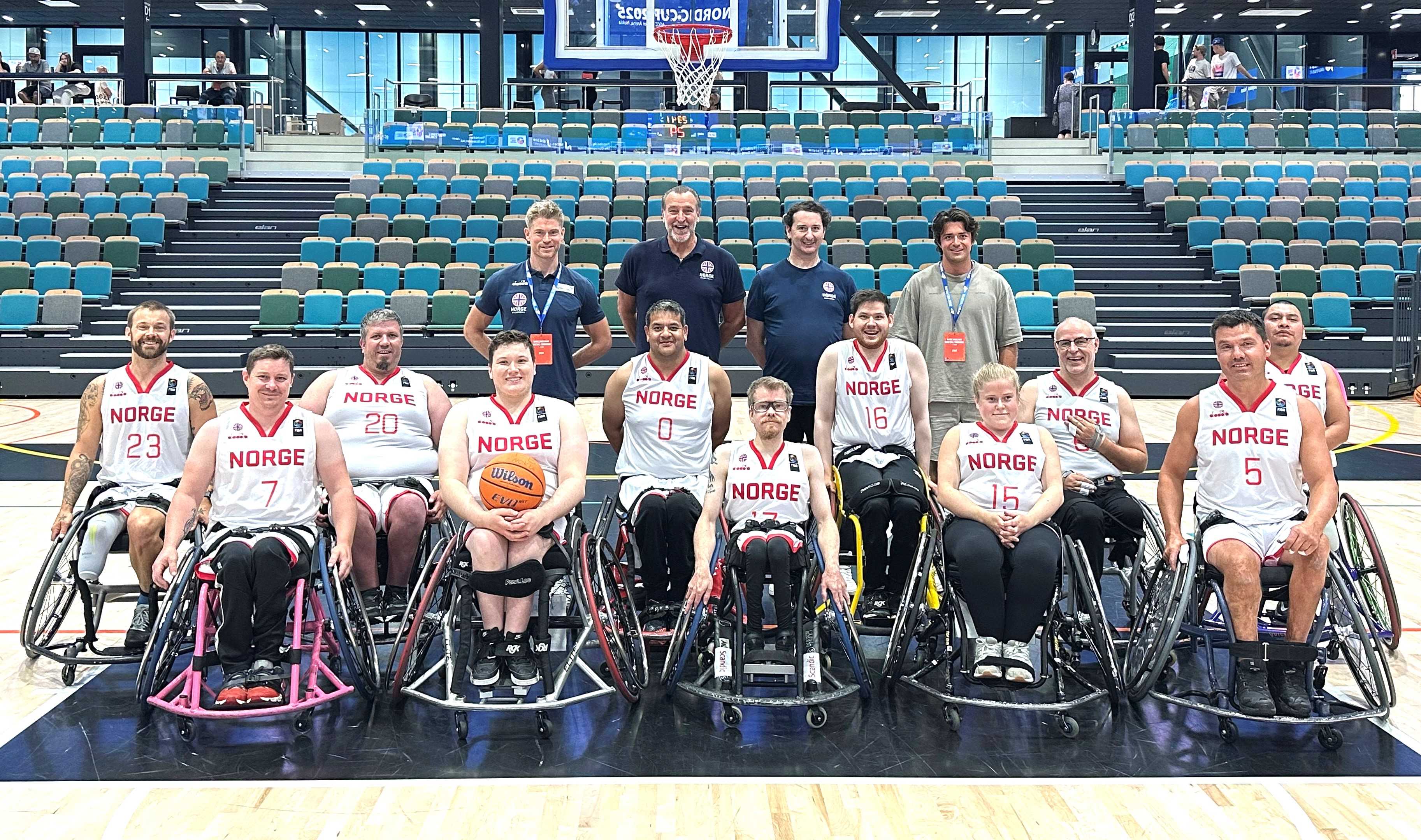 Norges lag i tidenes første nordiske mesterskap i rullestolbasket. Fra venstre Kristoffer Fylling, Torstein Aanekre, Jørn-Hugo Kjelstadli Johansen, Petter Emil Mikalsen, lagkaptein Steinar Vedå, Andreas Koll-Hansen, Sasja Austrud, Vilde Midthun, Ståle Hagen, Håvard Hanken og Fredy Ejcalon.
Bak fra venstre fysioterapeut Stian Moss, Mark DiGiacomo, Domenico Redondi og Nils Henrik Kvale.
