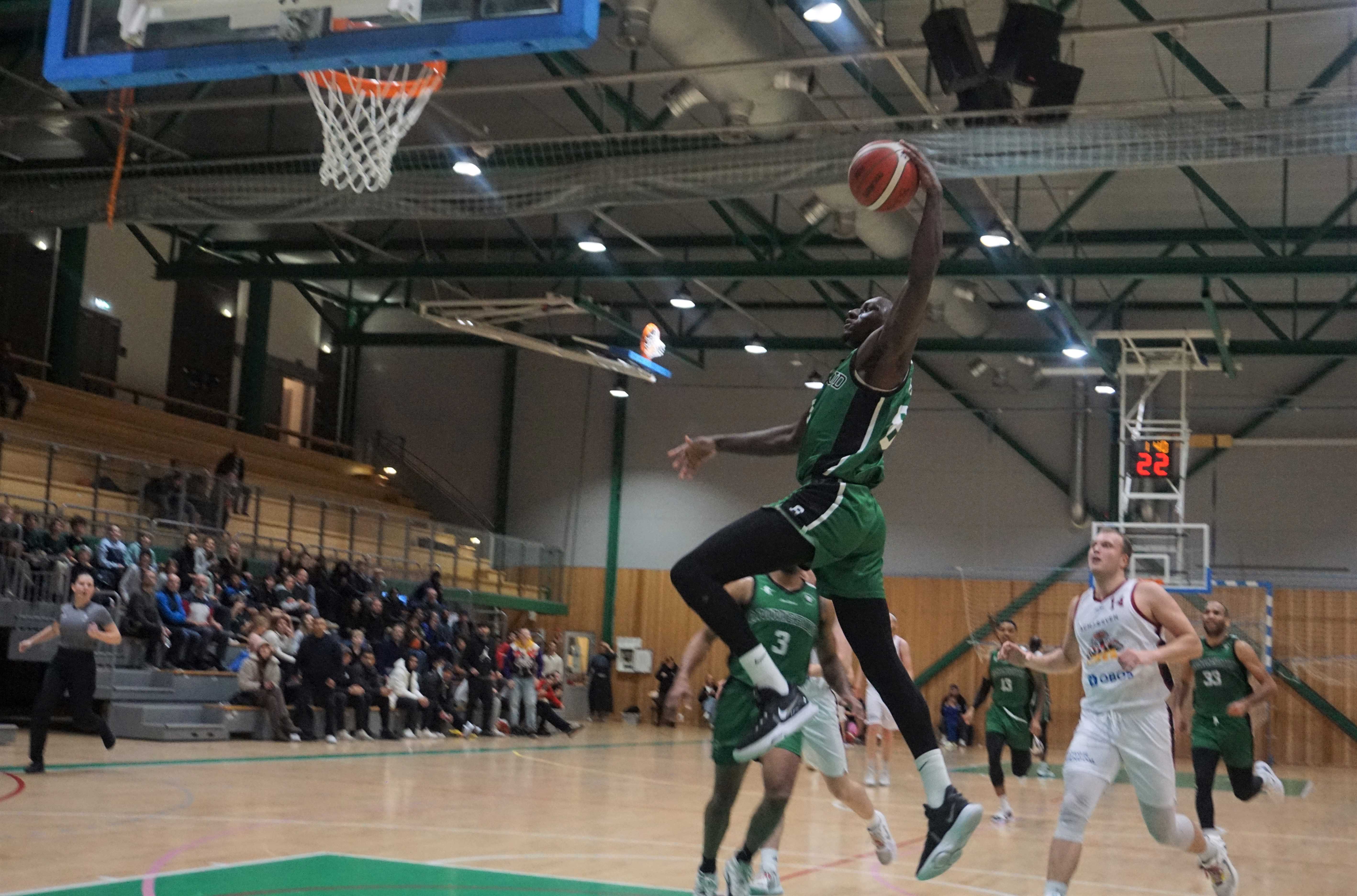 En helt avgjørende situasjon på Apalløkka: Mustafa Dibba får inn en steal og dunker inn 69-63 med 1:30 igjen å spille. 
FOTO: ARILD SANDVEN 