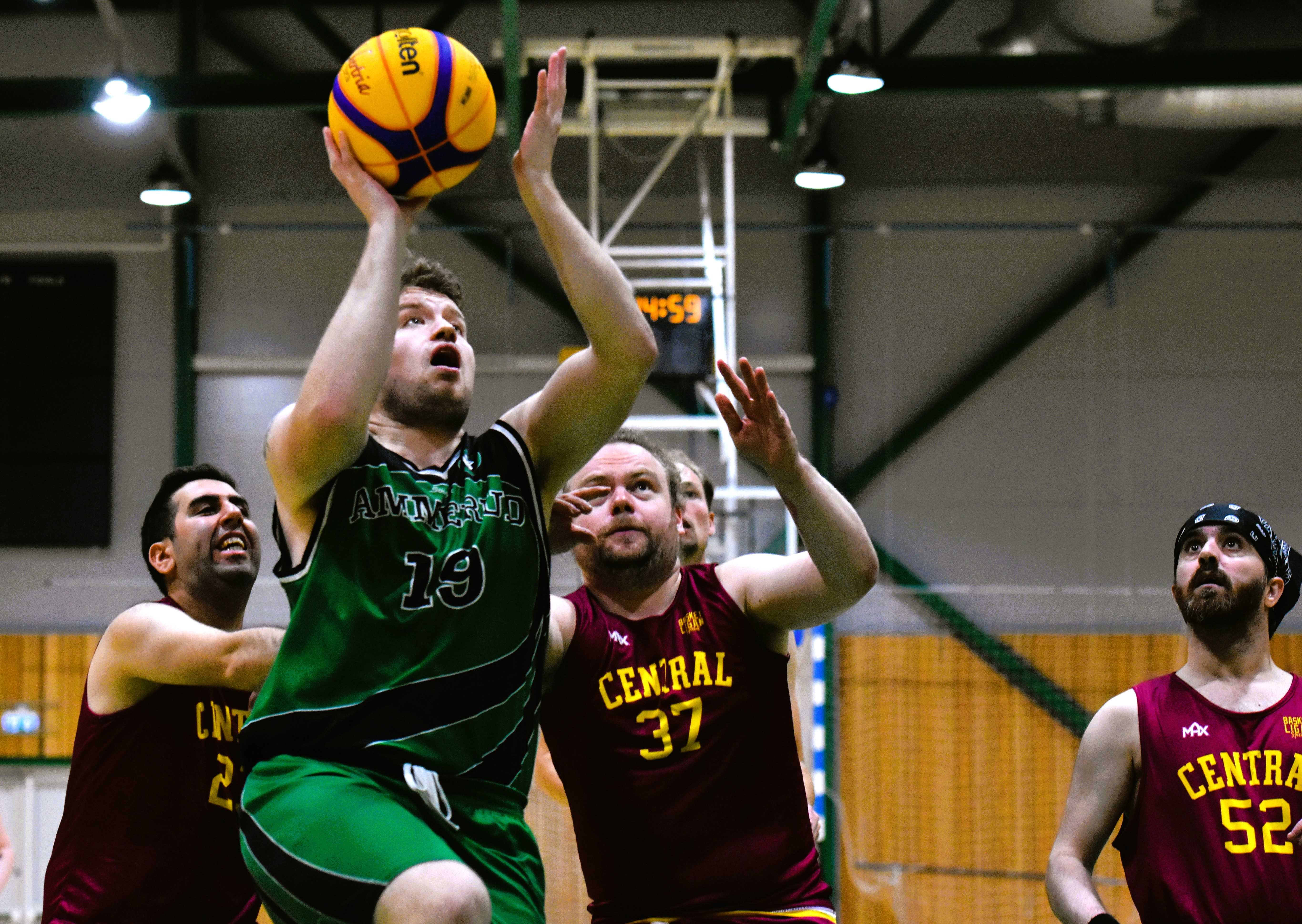 Simon Haugland har kommet seg fri og scorer for Ammerud mot Central Basket fra Stockholm. 
FOTO: MARIANNE MAJA STENERUD 