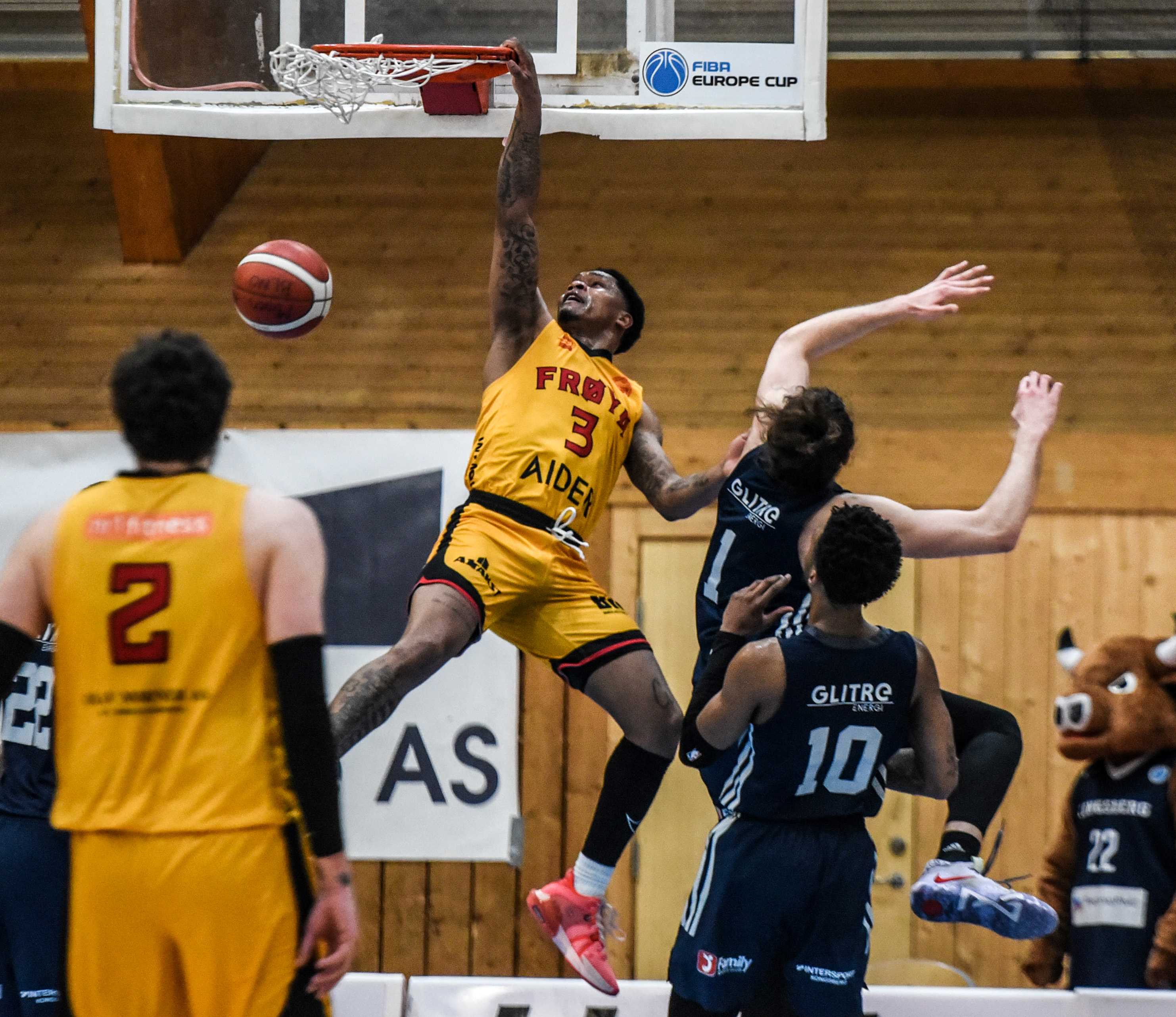 Frøyas pointguard og ledende spiller John Knight III dunker inn to poeng mot kampens gigant Marin Mornar. Knight var toppscorer for gjestene med 20 poeng og flere avgjørende scoringer i siste periode, Mornar dominerte semifinalen med 38 poeng og 20 returer. 
FOTO: ERIK BERGLUND 