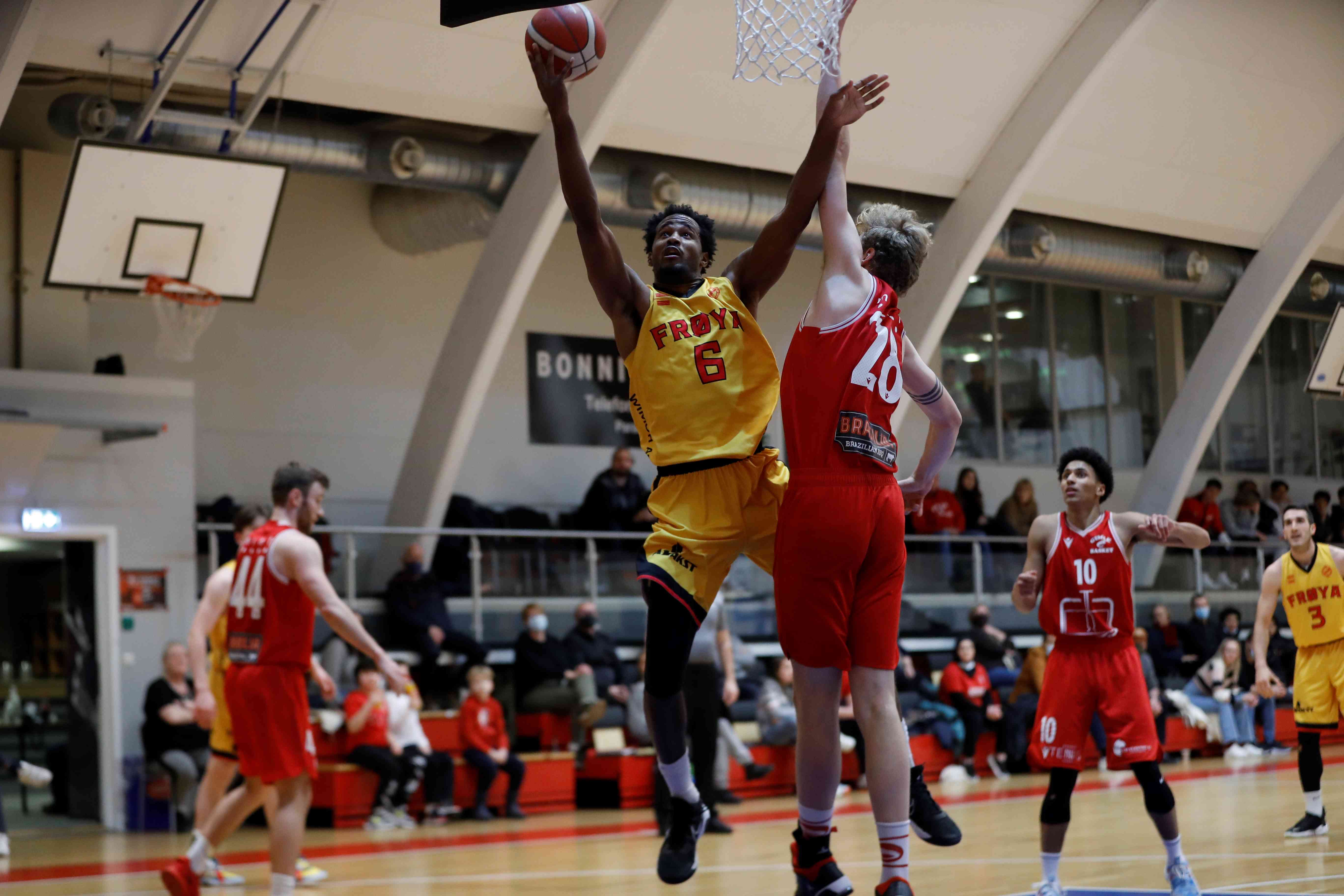 Cam Gregory herjet med Simon Emil Jensen og Gimle og endte på 23 poeng og 12 returer i onsdagens toppkamp. 2,03-forwarden som var Allstar og reboundkonge i ligaen da han spilte for Tromsø Storm er en viktig årsak til at Frøya nå fremstår som en seriøs kandidat til seriemesterskap og NM-tittel. De øvrige spillerne i bildet er fra venstre Espen Fjærestad, Lars Fredrik Espe og Juan Ferrales.
FOTO: NICHOLAS NORENG 