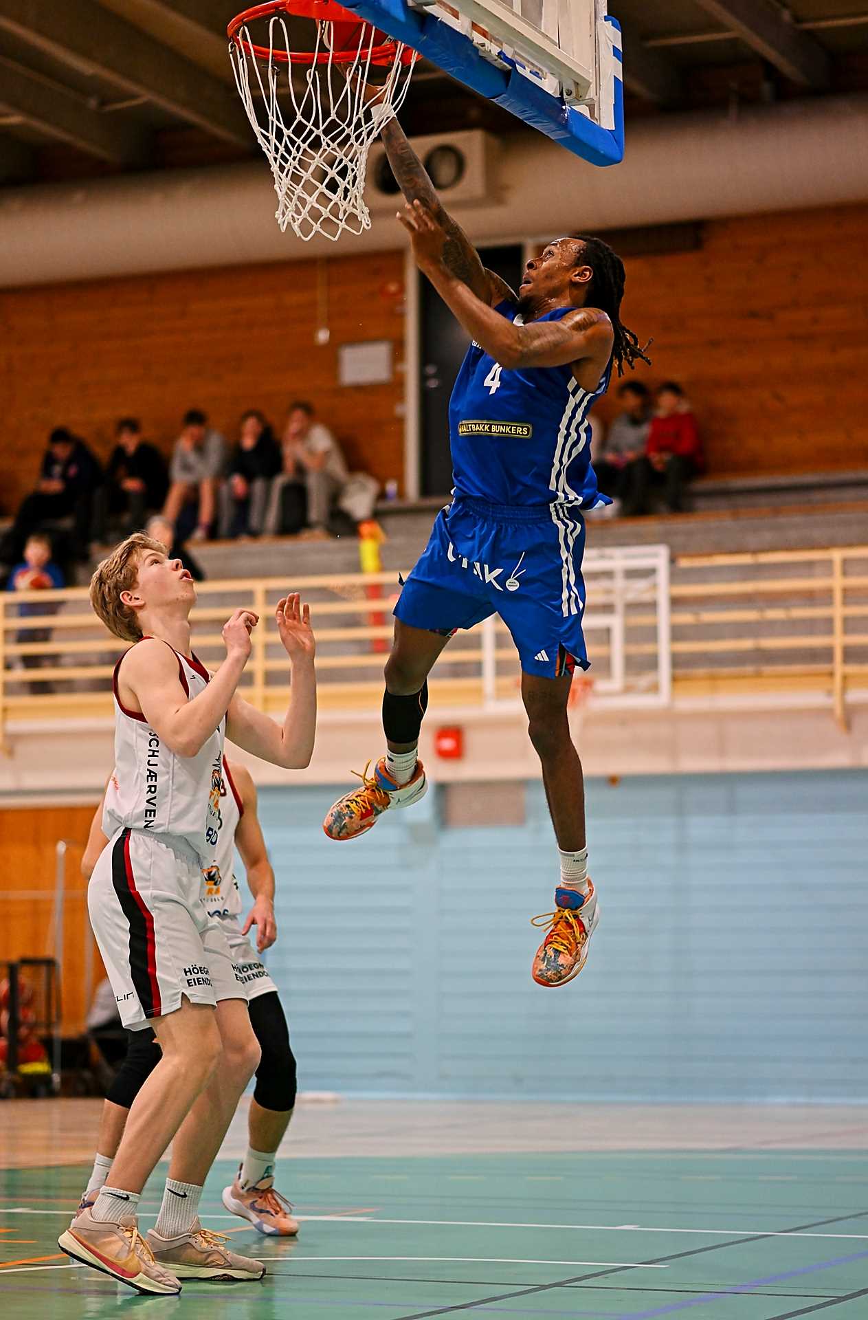 Terrell Brown og Fyllingen svever høyt i BLNO og tok en ny og klar seier over Centrum Tigers lørdag, 93-67. Her legger ligaens toppscorer Brown to av sine 28 poeng med Sivert Nordheim som nærmeste forsvarer.
FOTO: KJELL EIRIK HENANGER 