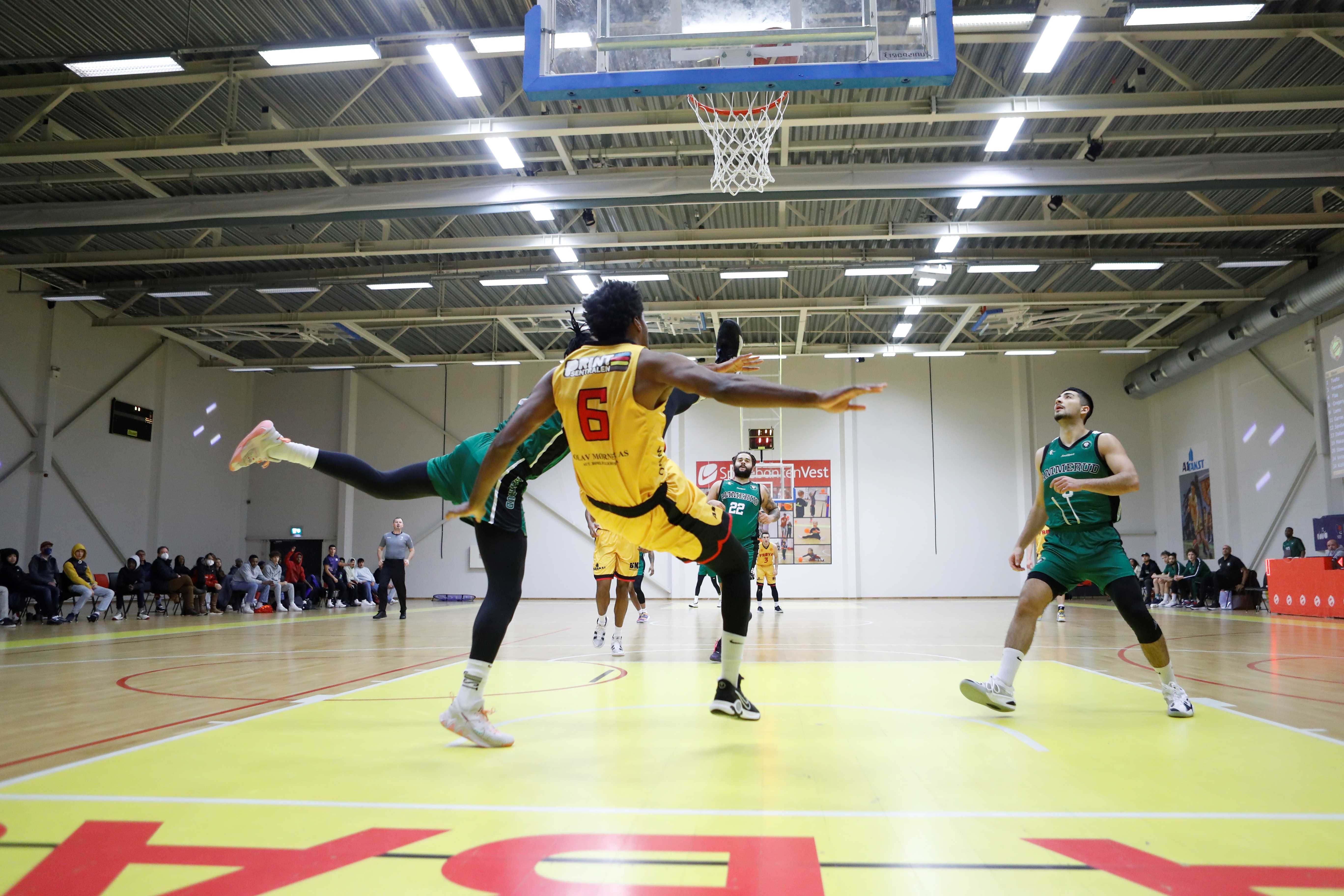 Cam Gregory går for en dunk, men blir feilet av Jordan Session. Gregory hadde en ny, sterk kamp for Frøya og endte på 19 poeng og 8 returer. De de to andre Ammerud-spillerne i bildet er Ouzhan Farzaneh (til høyre) og Jonatan Hjelseth Mæhlum (bak).
FOTO: NICHOLAS NORENG 