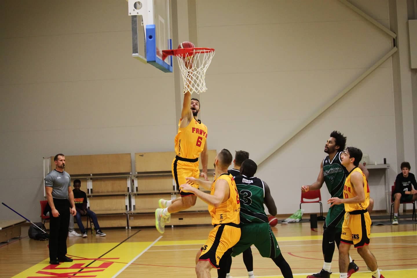 Nikola Vasojevic har drivet seg fri i Ammerud-forsvaret og legger to av sine 11 poeng. Frøyas serbiske pointguard hadde også en viktig 3-poenger til 75-73 i sluttminuttene. De øvrige spillerne i bildet er Ljubomir Campara, Mustafa Dibba, Armani Cotton og Daniel Alsaker Sandven. Til venstre er dommer Andrzej Rakowski.
FOTO: MARIUS HELLESØY 