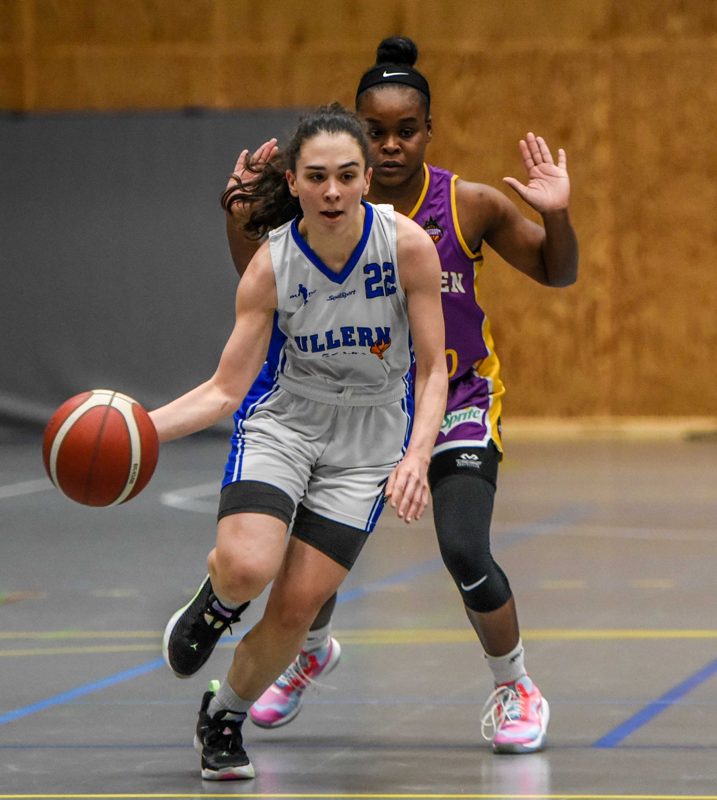 Micol Torresani har kommet seg foran Dominique Leonidas og setter fart mot kurven.  Ullerns italienske pointguard satte 5 av 7 trepoengere og var kampens ledende spiller med 23 poeng, 7 assists og 4 steals.
FOTO: ERIK BERGLUND  