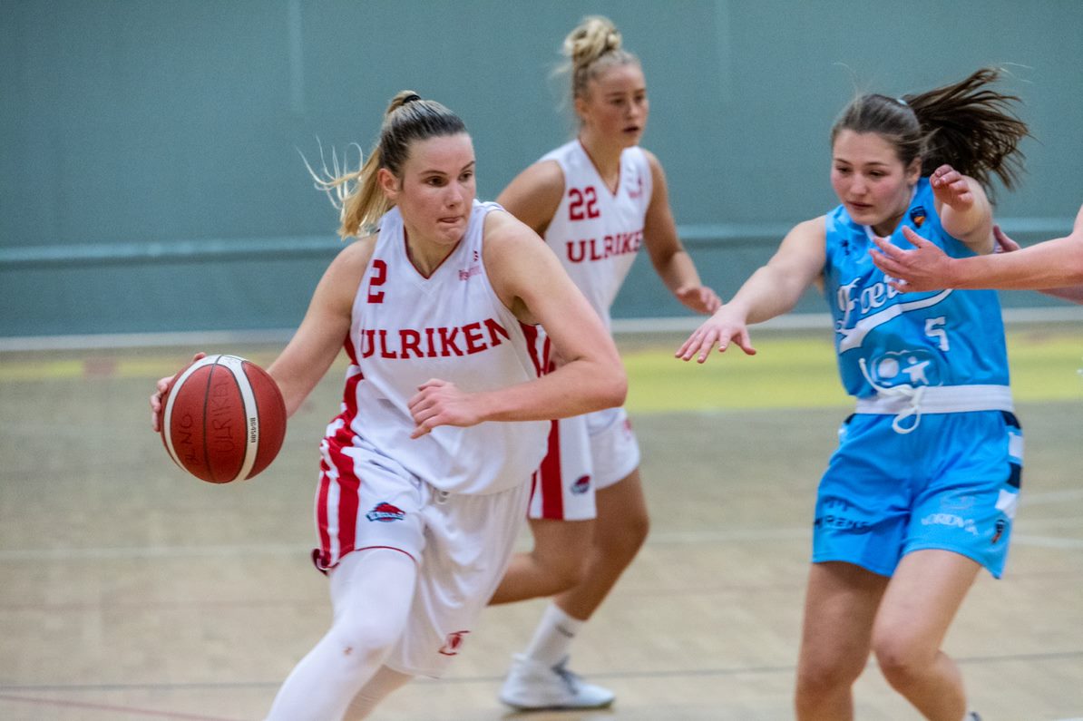 Stine Austgulen ble mestscorende i toppkampen mot Bærum med 26 poeng etter sterke driver og god skyting utenfra. Her er Ulriken-guarden på vei forbi Cecilia Riise som screenes bort. Bak i bildet ser vi Hanne Nybø.
FOTO: ASTRID HAGLAND GJERDE 