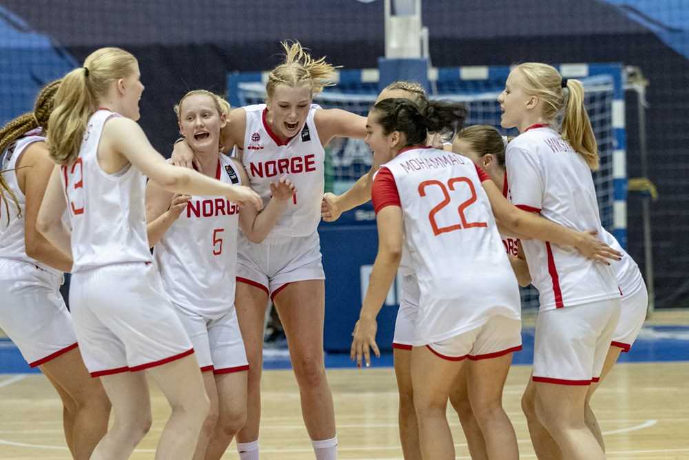 De norske jentene jubler etter den tredje strake EM-seieren, førsteplass i gruppa og plass i kvartfinalen. Fra venstre ser vi Karyn Sanford (delvis skjult), Vilde Havnes, Aurora Sørbye, Maria Thoresen Myklebust, Fatima Mohammad og Anna Hovig Wikstrøm og et par spillere som har gjemt seg bak Fatima.
FOTO: FIBA.COM 