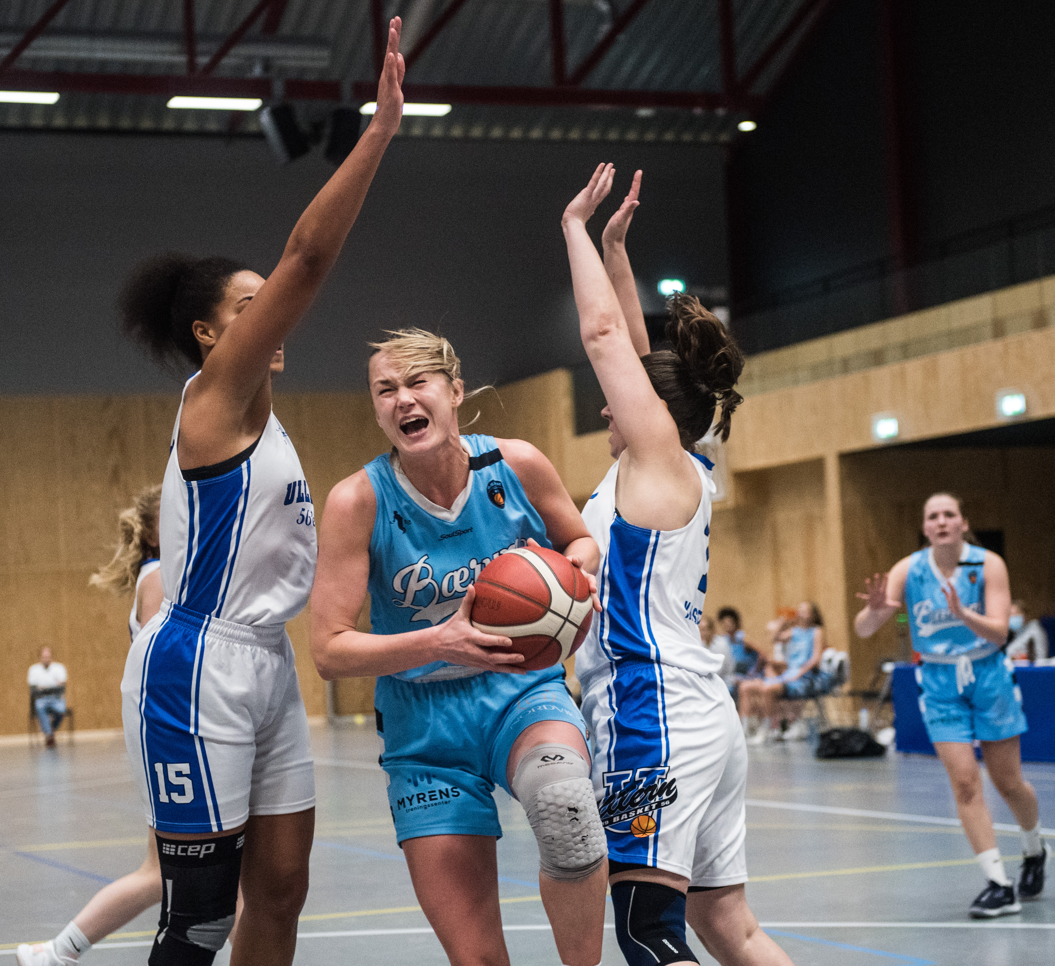 Julie McCarthy viste fighting face gjennom 40 minutter og noterte seg for en råsterk double-double mot Ullern: 24 poeng og 21 returer. Her kjemper Bærum-kapteinen seg fri mellom Cecilia Gnaly og Elin Kjølseth. Bak til høyre ser vi Cecilia Riise.
FOTO: ERIK BERGLUND 