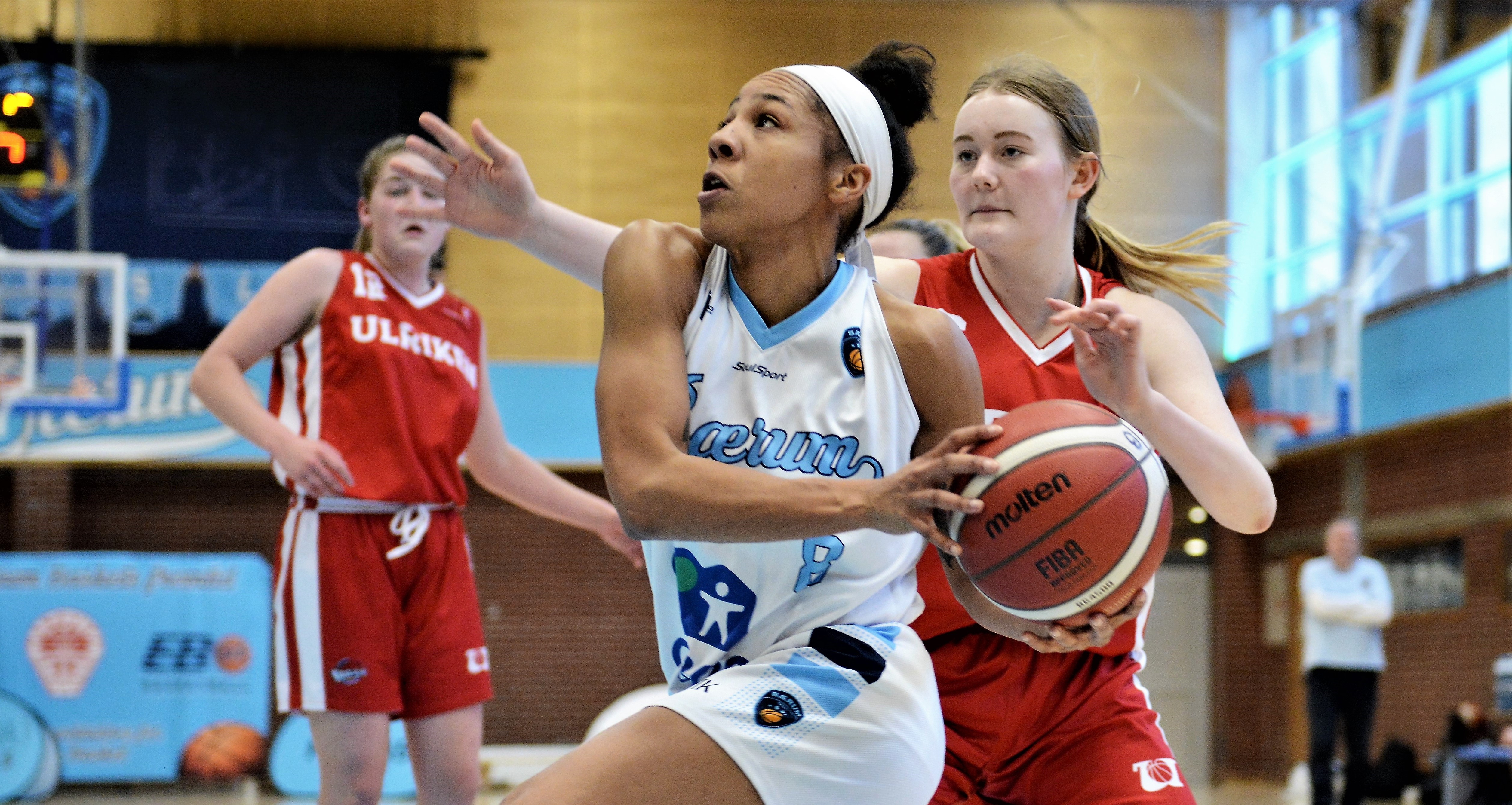 Astaja Tyghter dominerte og endte med 19 poeng og 19 returer da Bærum slo Ulriken Eagles 81-64. Her kommer den amerikanske guarden forbi Sunniva Sørbye og inn til en layup. Bak ser vi Kari Kyrkjebø. FOTO: MARIANNE MAJA STENERUD