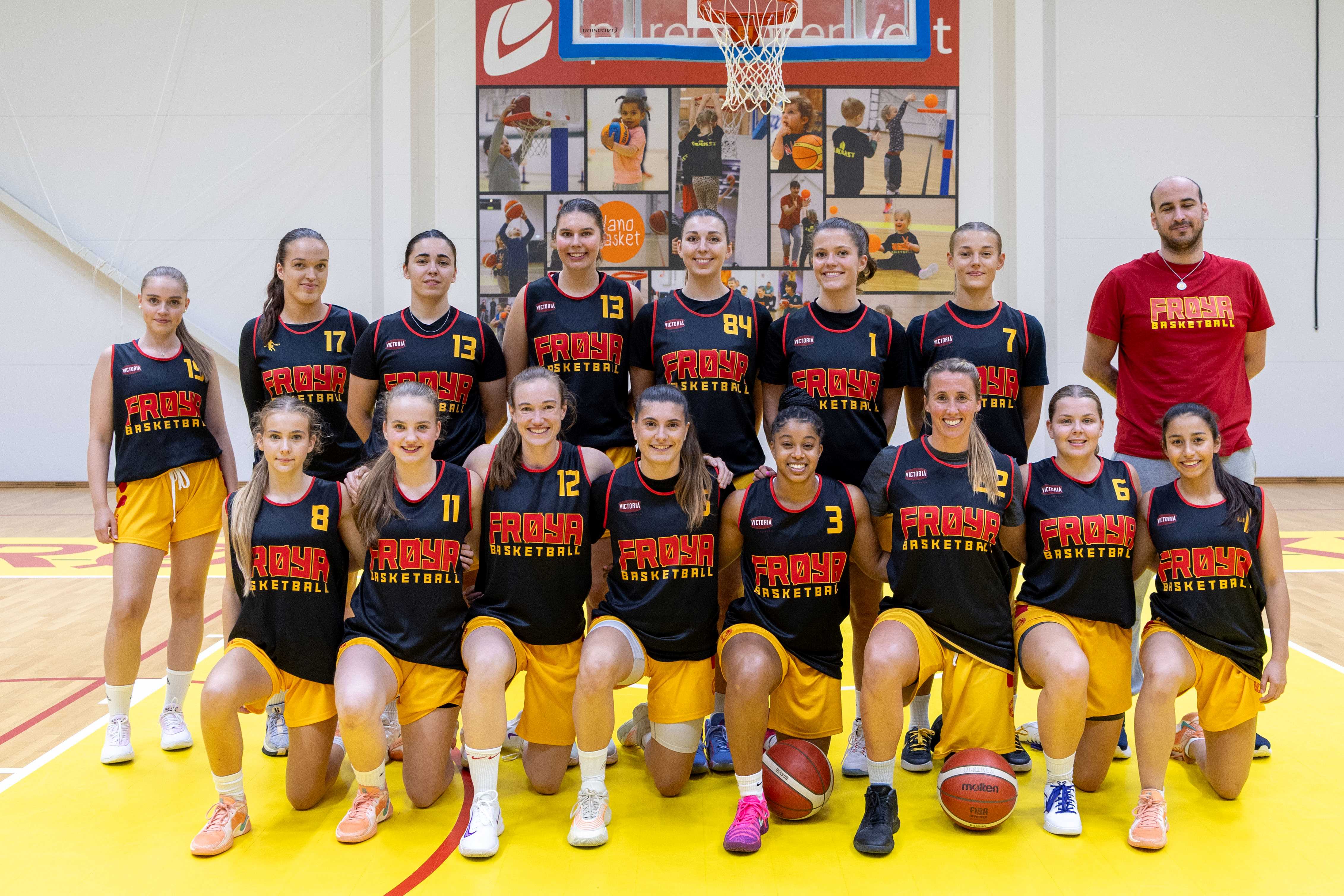 Frøya-jentene som åpner BLNO med hjemmekamp mot Ullern lørdag. Bak fra venstre Selma Herstad, Elize Gabrane, Marta Tuset, Mathea Lindbråten, Sunniva Vik Pettersen, Maja Osmundsvåg, Emma Thowsen Harloff og coach Sebastian Saporiti. Foran fra venstre Amelia Midtun, Lea Jarnung Fauske, Katrine Fjærestad, Clara Orts Montalt, Aaliyah Dunham, Mari Stewart, Camilla Wold Wægger og Emilia Olmedo Tapia.
Tina Evjen Nesse og Amal Alsari var ikke til stede da bildet ble tatt.
FOTO: BRAGE ÆSØY TITLESTAD
