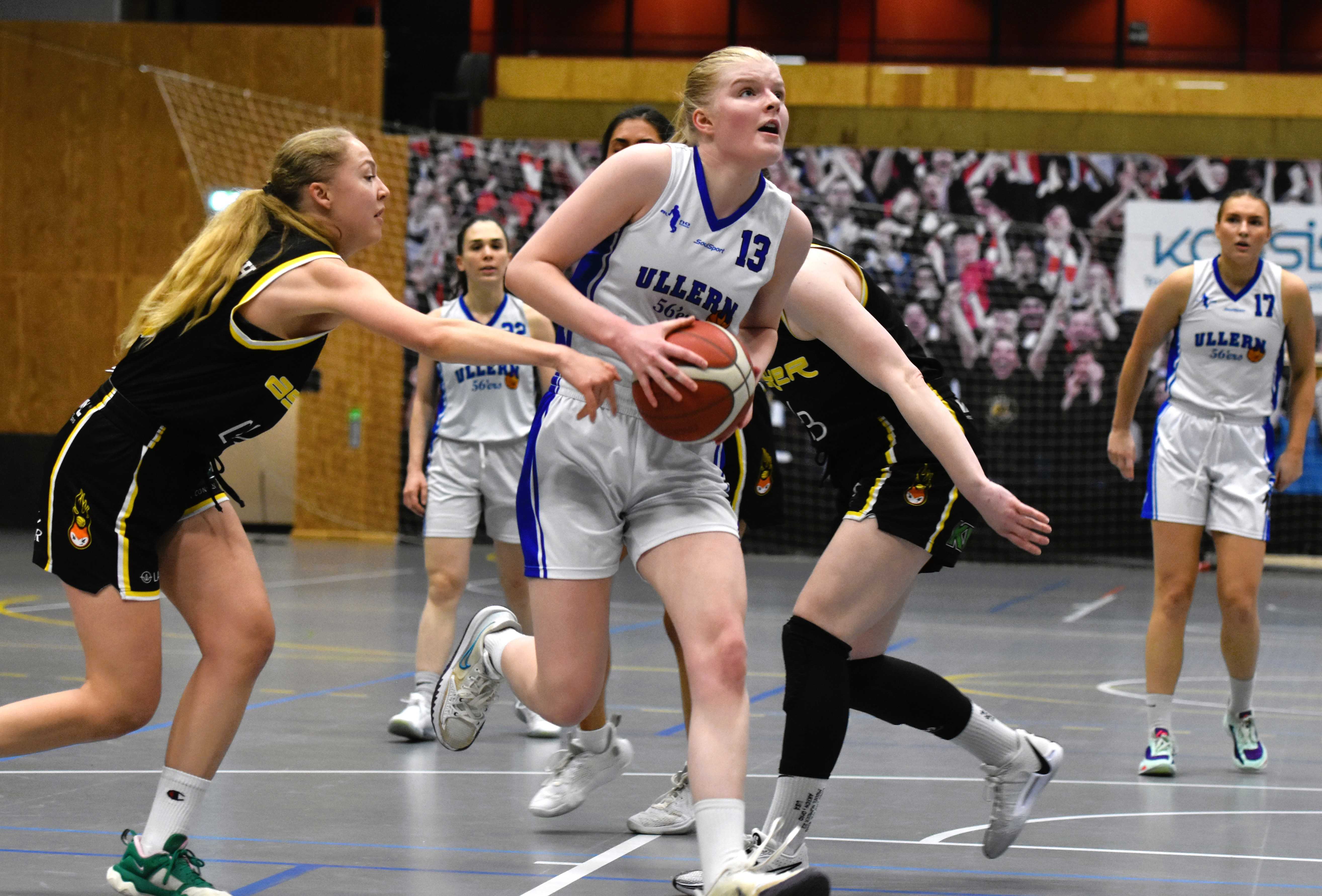 Vilde Havnes utfordret med tøffe driver og ble Ullerns mestscorende med 17 poeng. Her har hun kommet seg forbi Andrine Bergseth (til venstre), Natalie Villaflor og Siri Granheim (begge delvis skjult) og går inn på layup. Bak i bildet ser vi Micol Torresani og Maren Mildestvedt.
FOTO: MARIANNE MAJA STENERUD 