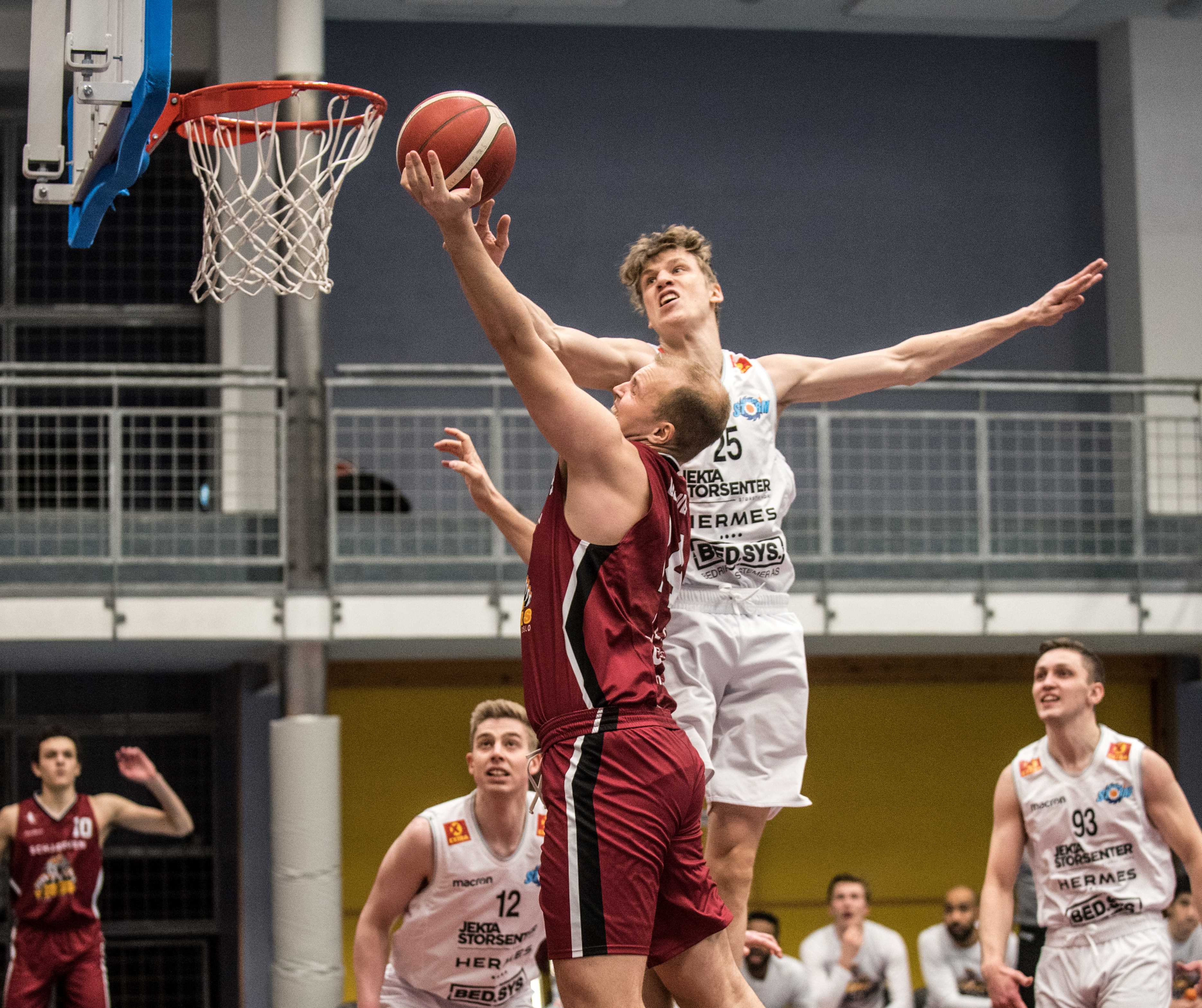 Johannes Dolven og Centrum Tigers ga Tromsø Storm kamp til siste sekund i Vulkanhallen, men måtte se seg slått 88-85. Her er unngår Centrum-kapteinen blokkforsøket fra Hallvard Venstad Staff og scorer to av sine 19 poeng i kampen. De øvrige spillerne i bildet er fra venstre Moritz Anglero (bak), Aron Nielsen Finstad og Simen Alexander Samuelsen.
FOTO: ERIK BERGLUND   