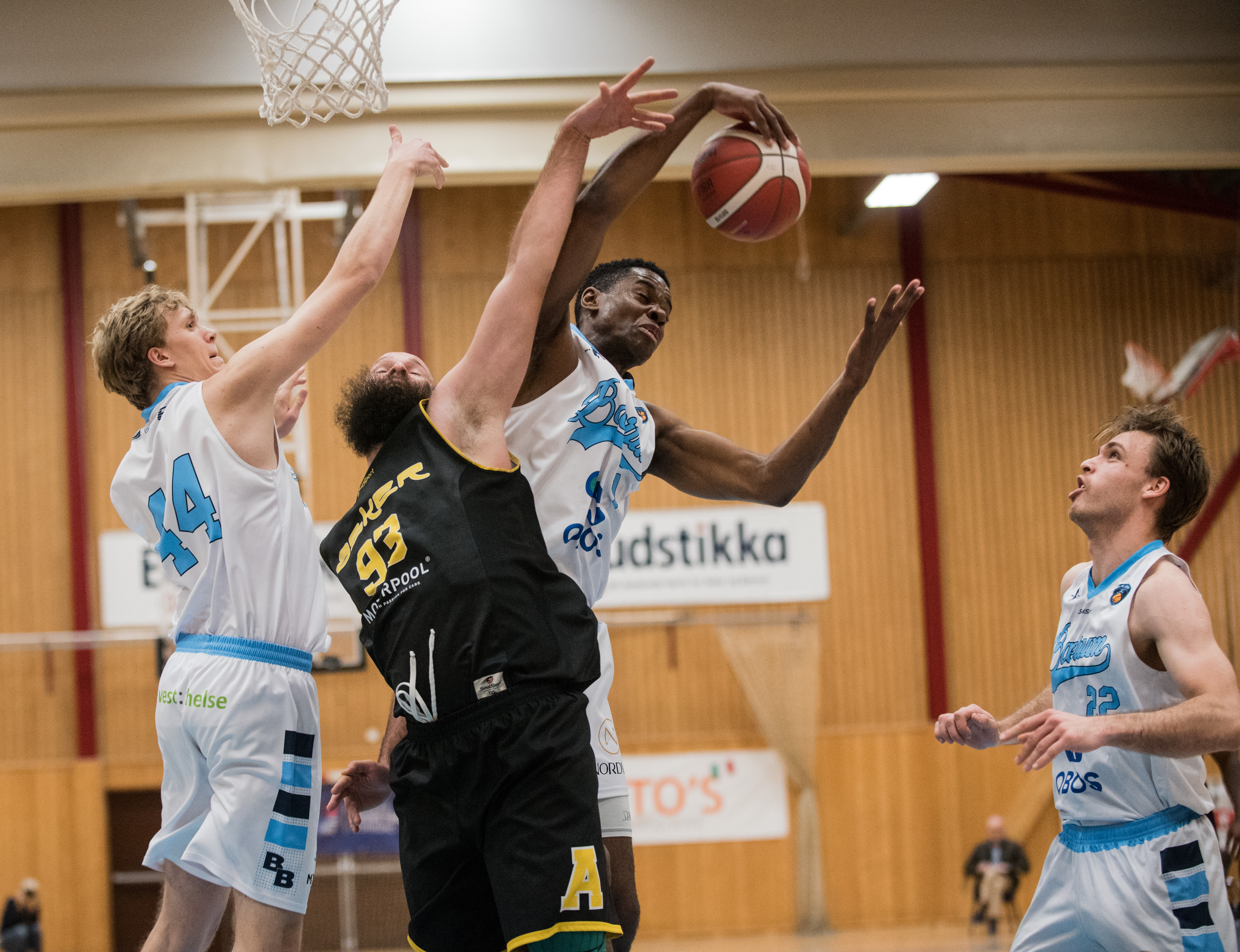 Yannick Anzuluni og Bærum fikk etter hvert full kontroll mot Asker Aliens. Her fanger Anzuluni en retur foran Paulius Grebliunas. Til venstre i bildet er Vetle Paulsen og til høyre Sjur Dyb Berg.
FOTO: ERIK BERGLUND 