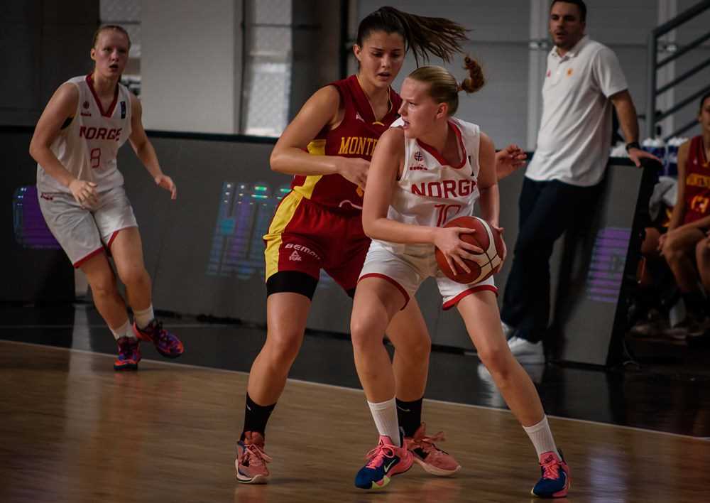 Hannah Tomren Kristoffersson fra Ullern leverte sin beste EM-kamp hittil og endte med 7 poeng, 2 returer og 1 blokk mot Tyrkia. Bildet er fra lørdagens kamp mot Montenegro. Bak til venstre er Anna Linnea Hovig Wikstrøm.
FOTO: FIBA.COM 