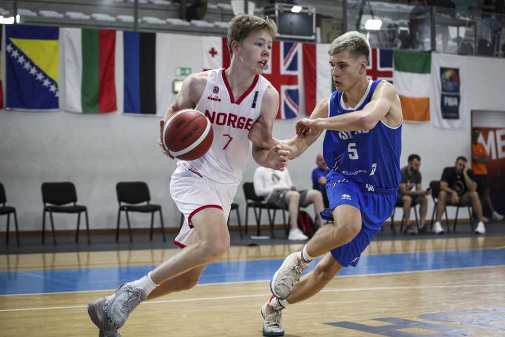 Sivert Nordheim løftet seg mest av alle de norske spillerne fra kamp én til kamp to i B-EM. Fredag hadde han 2 poeng og 5 fouls på under 8 minutters spilletid da det ble 64-97 mot Østerrike. Søndag ble Centrum-guarden toppscorer med 25 poeng etter sterke driver og god skyting mot Island. Her er han på vei forbi Birkir Eythorsson.
FOTO: FIBA.COM