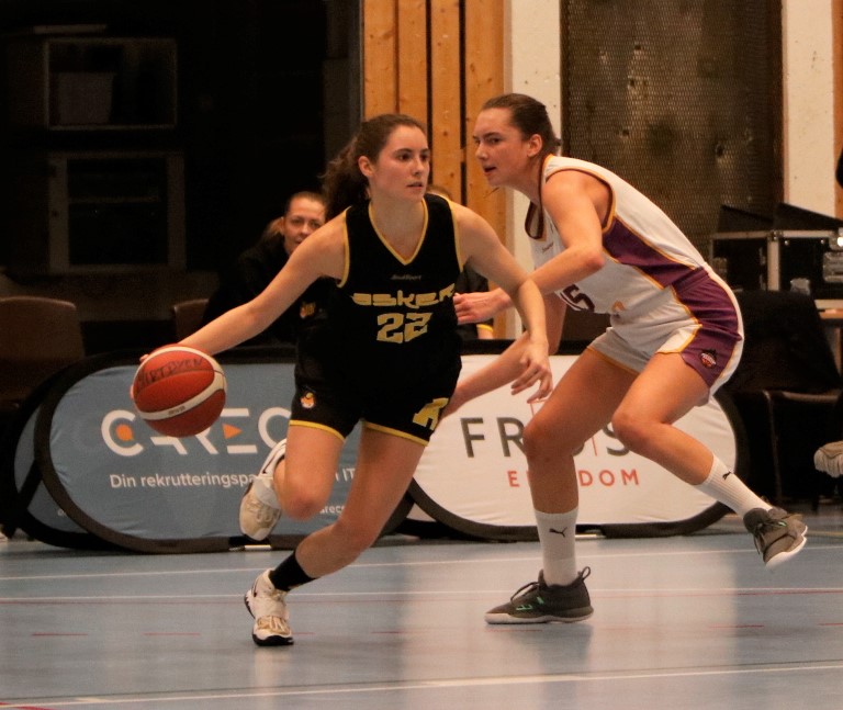 Cristina Ferrer Teixidor leverte en solid kamp for Asker Aliens med 8 poeng, 7 returer, 4 assists og 3 steals. Her er hun i en drive mot Ingeborg Nævdal Gundersen.
FOTO: ESPEN EIDE 