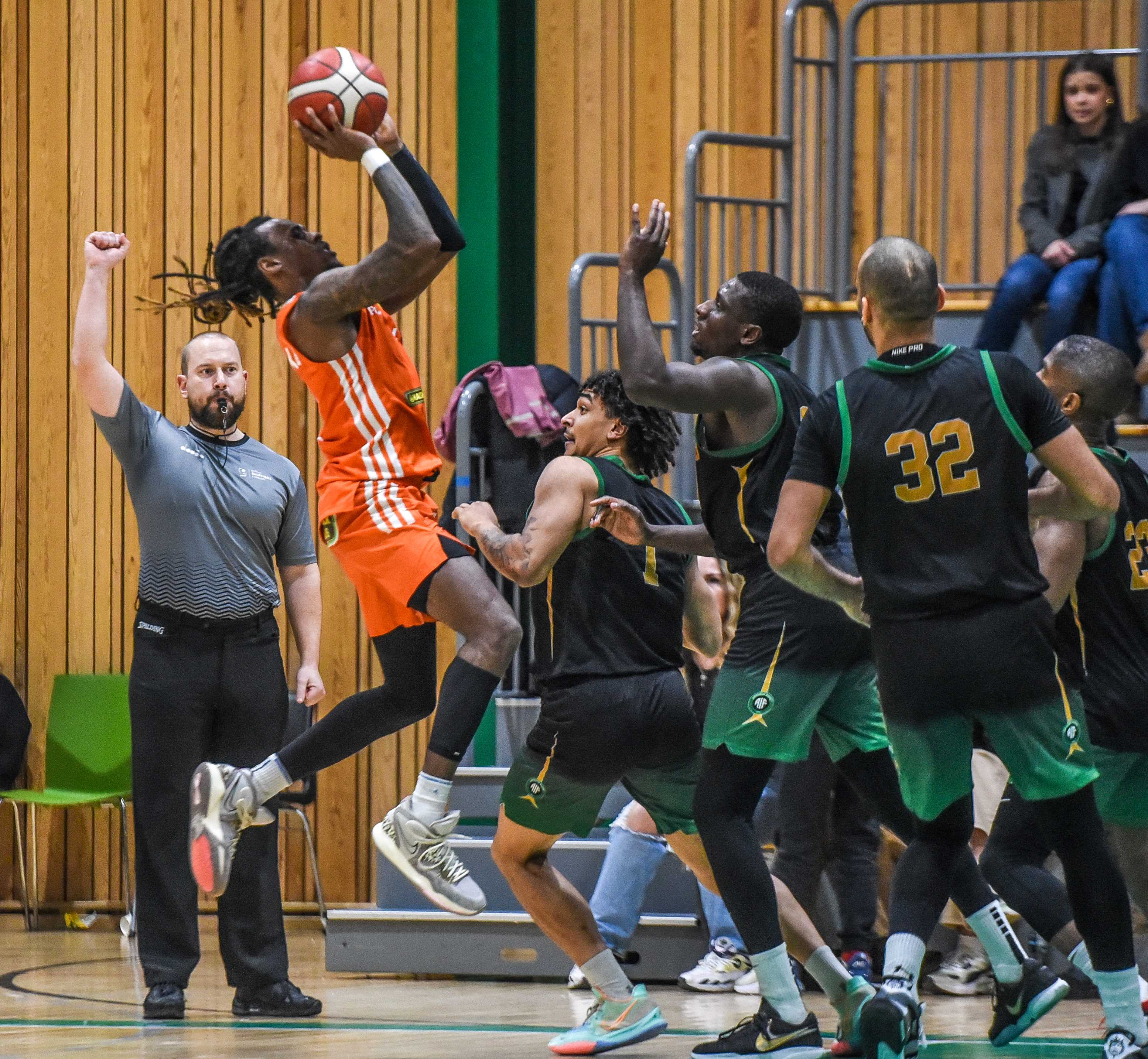 Fire Ammerud-spillerne prøver å stoppe ligaens MVP og toppscorer Terrell Brown, men han er allerede blitt feilet, viser dommer Simon Nordeide - og får sin ikke uvanlige 2+1-situasjon. Brown endte på 30 poeng og satte 7 av 8 straffer og 3 av 4 trepoengere mot Ammerud. Hjemmelagets spillere på bildet er fra venstre Jacob Røysland, Mustapha Dibba, Roy Nwachukwu og Ilarion Bonhomme.
FOTO: ERIK B. BERGLUND 