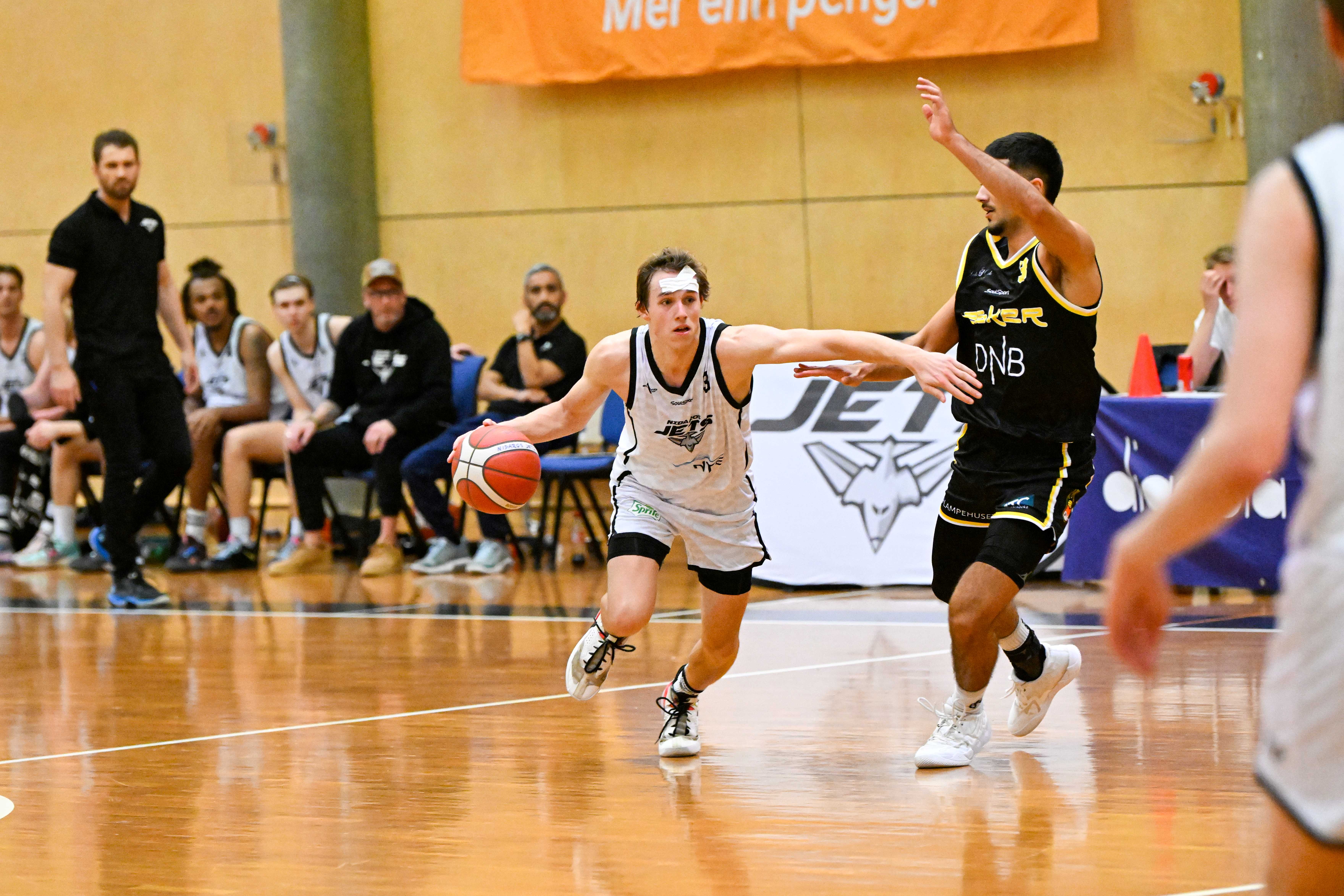 Mikkel Aarnes var tilbake som pointguard for Nidaros Jets og ble avgjørende mot moderklubben Asker med 14 poeng, 6 assists, 4 steals og trepoengeren til 66-56 med litt over et minutt igjen i Trondheim Spektrum. Her er 22-åringen i en drive mot Ouzhan Farzaneh.
FOTO: LARS RUNE SKAUG 