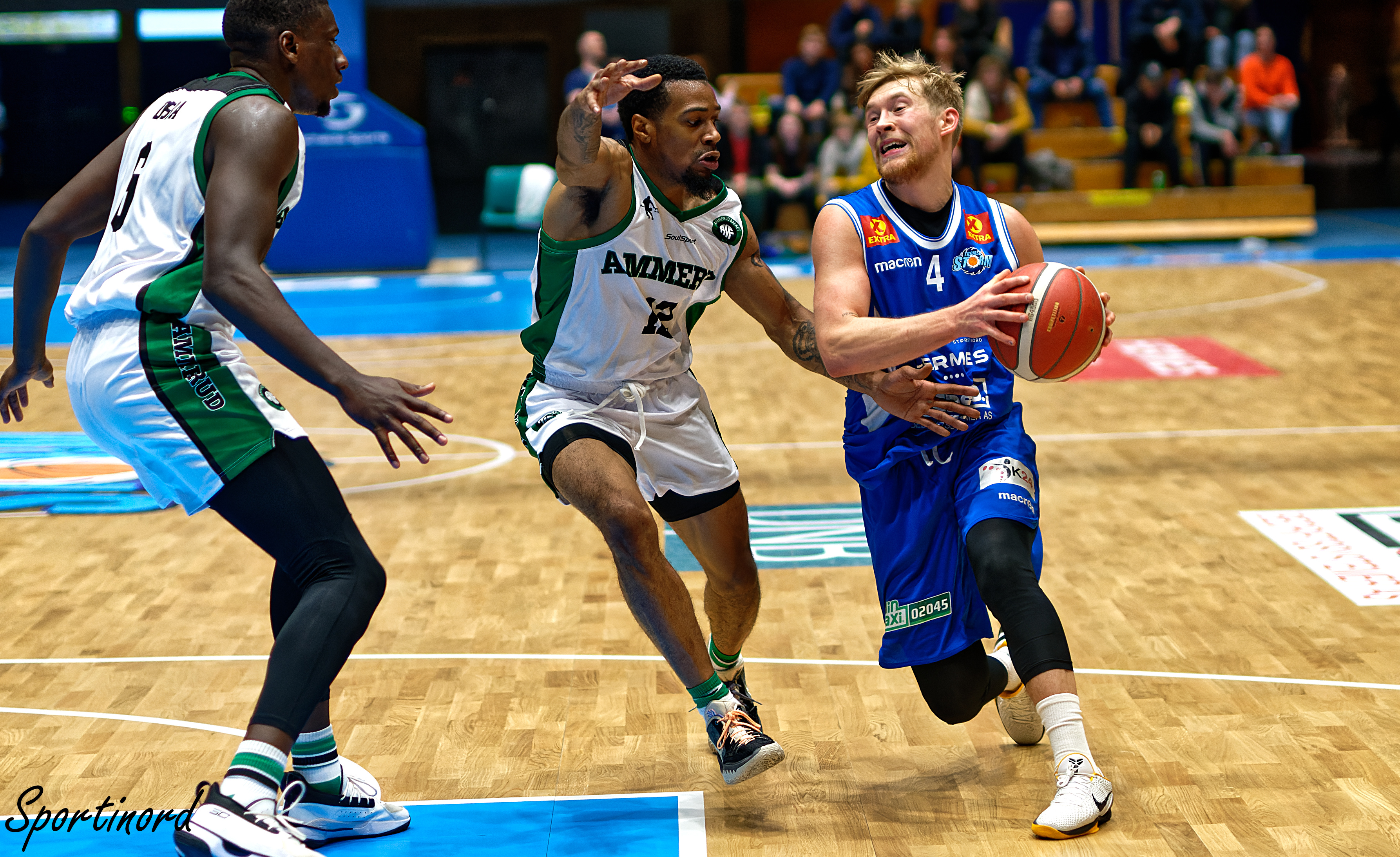 Lagenes to pointguarder var sentrale i åpningskampen i Tromsøhallen. Johannes Lange (med ballen) endte på 15 poeng, 9 assists, 7 returer og 4 steals da Tromsø Storm vant 80-71. AJ Harris scoret 22 av Ammeruds 31 første poeng etter å ha truffet 6 av 8 trepoengere, og ble kampens toppscorer med 30 poeng. Til venstre i bildet er Mustafa Dibba.
FOTO: THOR SVERRE STEFANUSSEN, SPORTINORD 