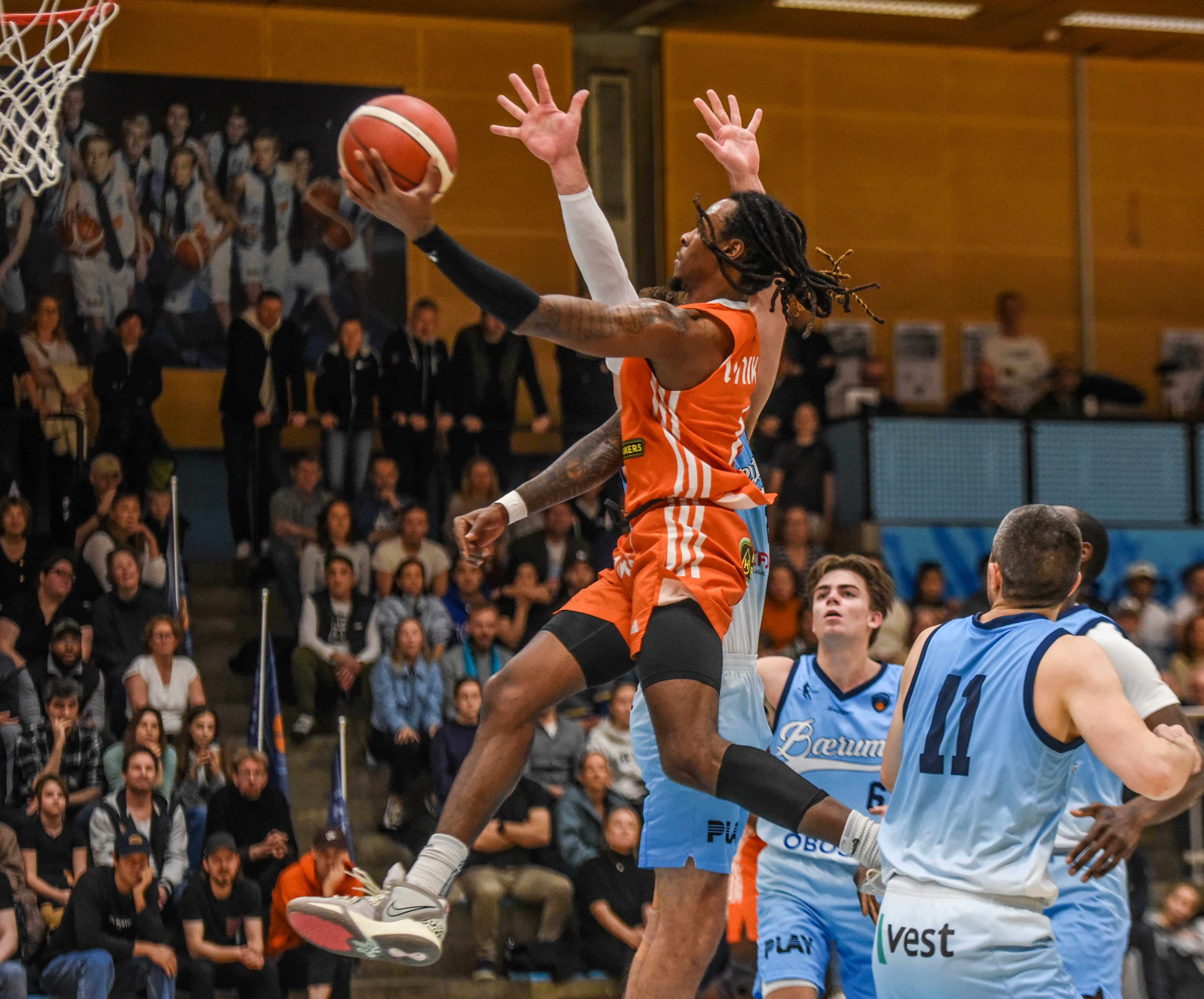 Terrell Brown kjemper seg forbi Sjur Dyb Berg (skjult) og legger to av sine 32 poeng i søndagens finale. Bærum-spillerne til høyre er Oscar Hellebust, Stian Mjøs og Ousseynou Mbow (skjult).
FOTO: ERIK B. BERGLUND 