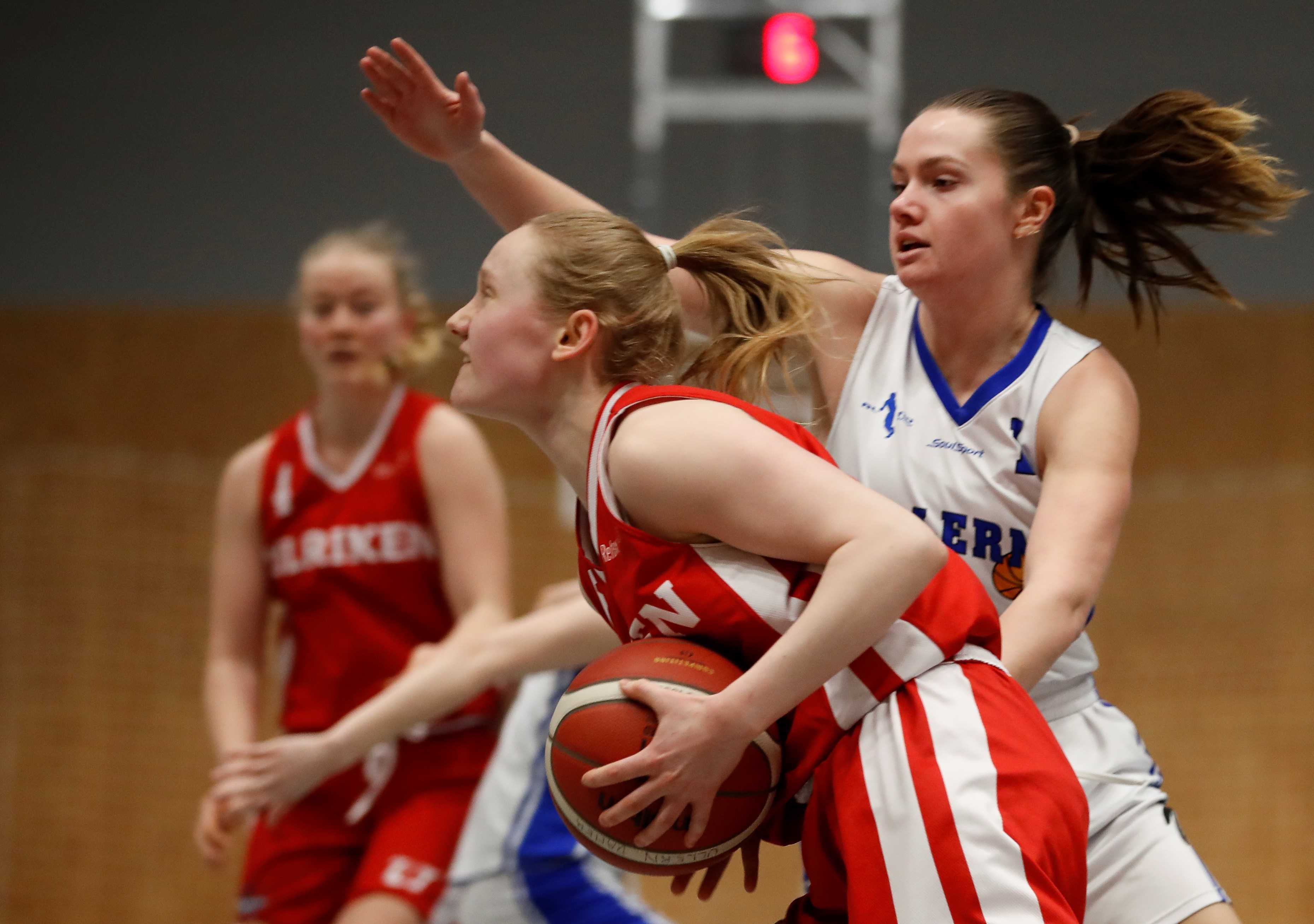 Aurora Sørbye styrte Ulrikens tempo og angrep fra sin pointguardposisjon, ble kampens toppscorer med 24 poeng etter å ha satt 4 av 7 trepoengere og hadde også 5 assists og 3 steals. Her er 17-åringen i en drive mot Selma Freng Sørensen.
FOTO: KARL BRAANAAS 