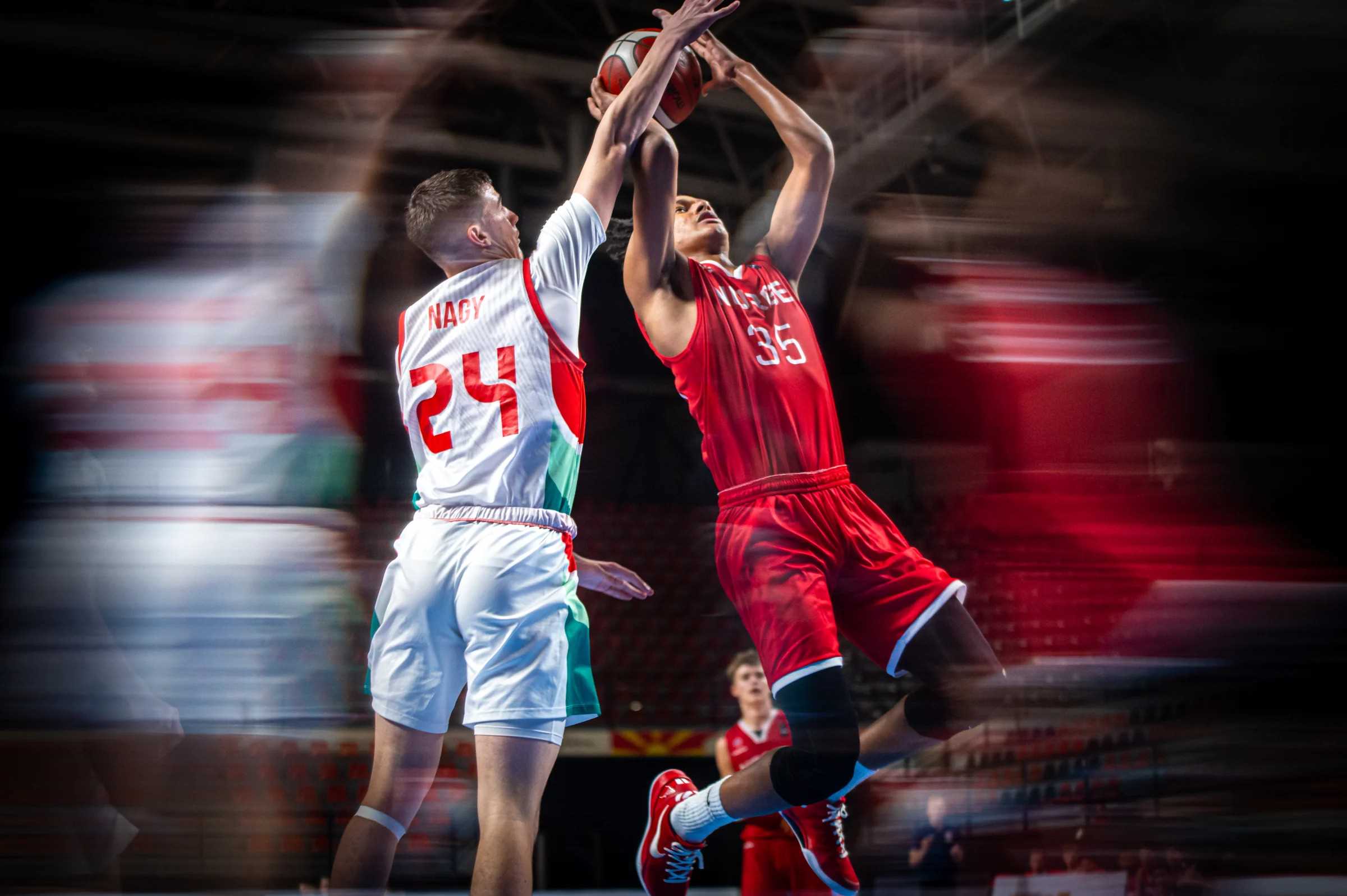 Malik Abdul Rauf åpnet kampen i stor stil. Her får Høybråten-forwarden avsluttet, presset av Ungarns toppscorer Agoston Nagy.
FOTO: FIBA.COM 